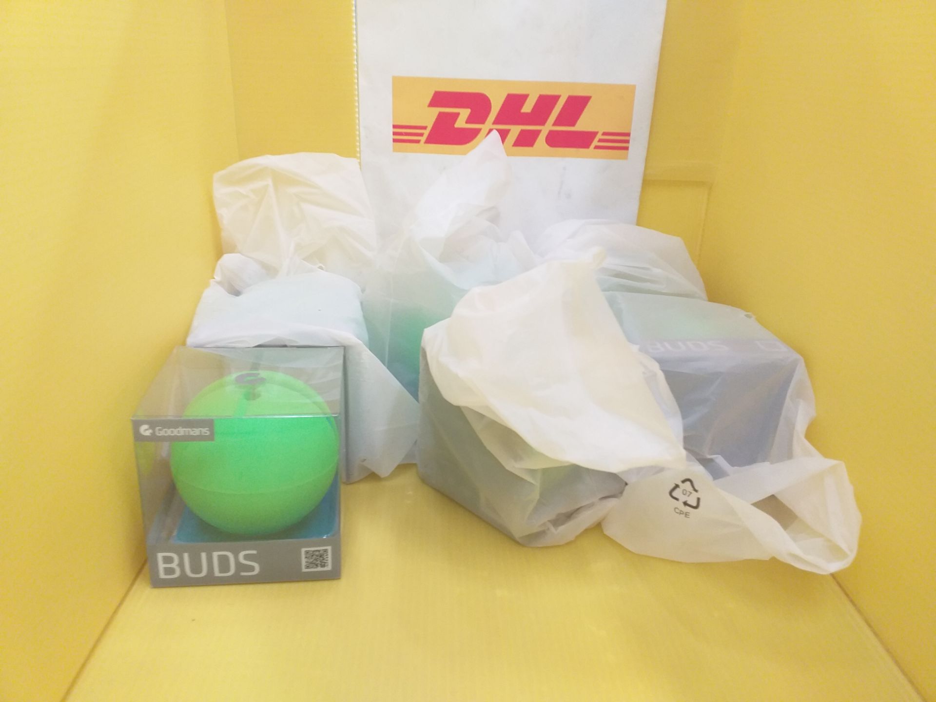 20 Bud 3 in 1 Travel Pack Green 2 set of earphones and spliter. RRP £300 - Image 3 of 3