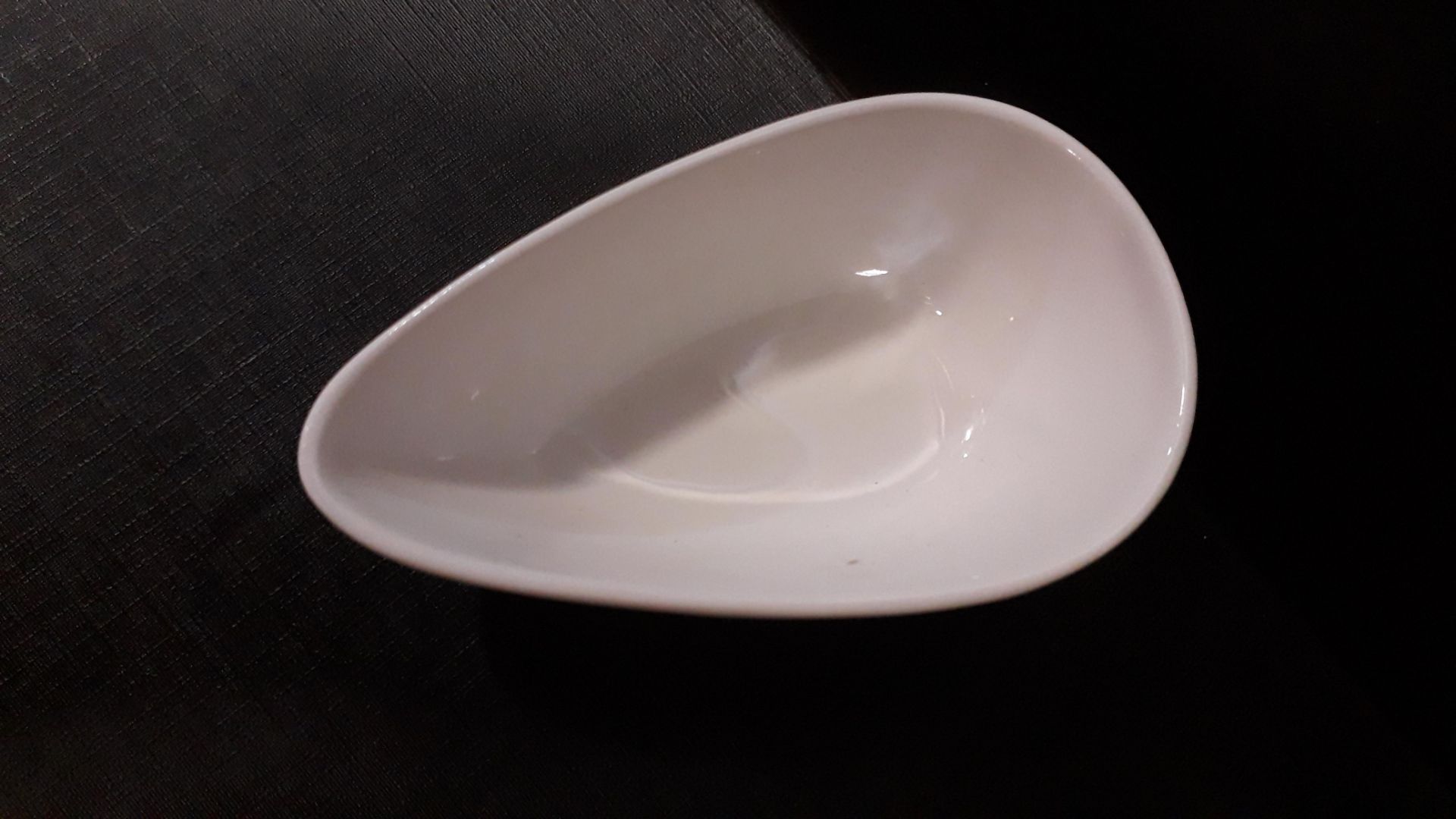 250 TEAR DROP BOWLS Approximate RRP £193.75