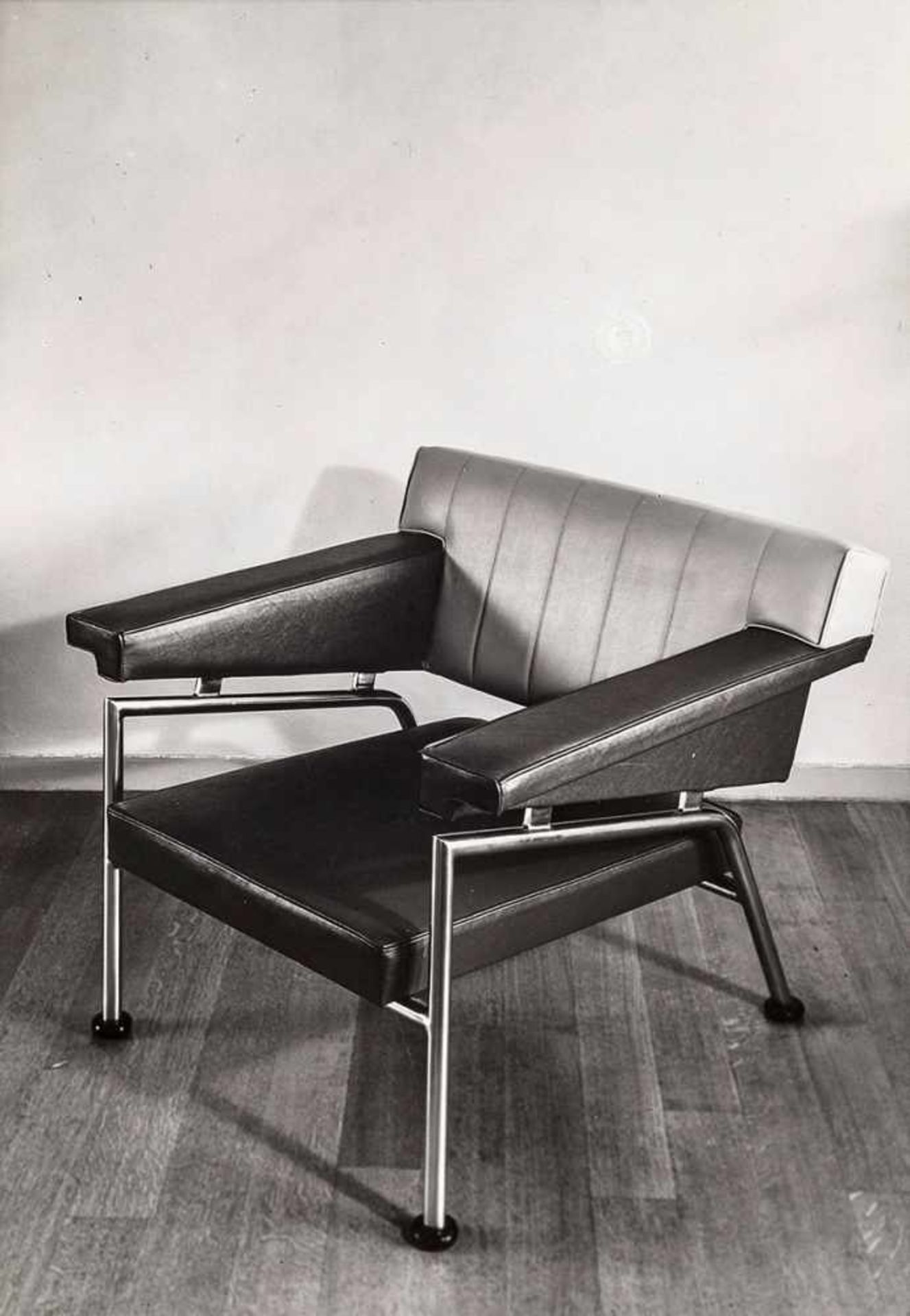 Möbel, Raumkunst. – Jacobus J. P. Oud (1890-1963). 4 Fotografien zu Möbeln: Stühle und ein Tisch