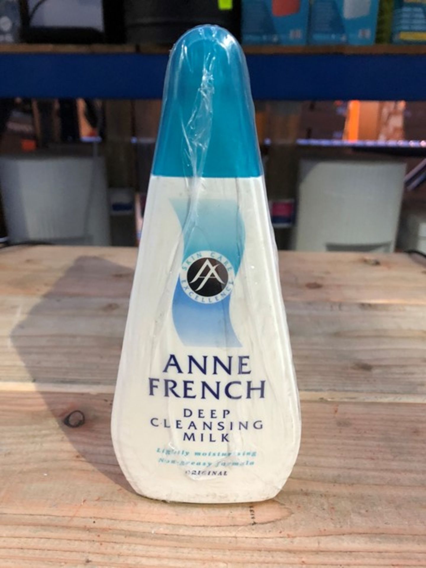 1 LOT TO CONTAIN 6 SEALED BOTTLES OF ANNE FRENCH DEEP CLEANSING MILK / 200ML PER BOTTLE / RRP £23.94