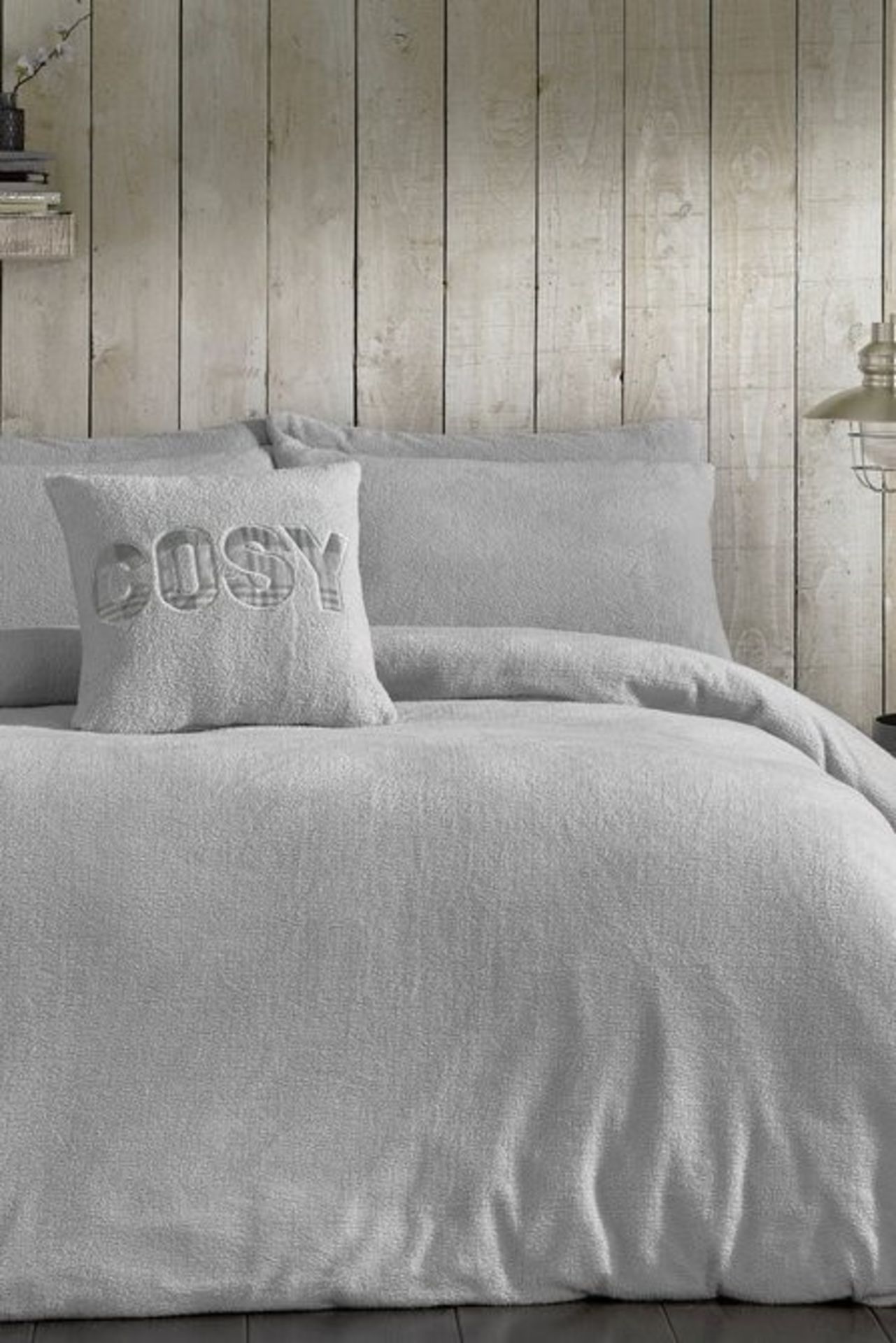 1 BAGGED COSY TEDDY PAIR OF PILLOWCASES IN SILVER GREY / RRP £19.99 (PUBLIC VIEWING AVAILABLE)