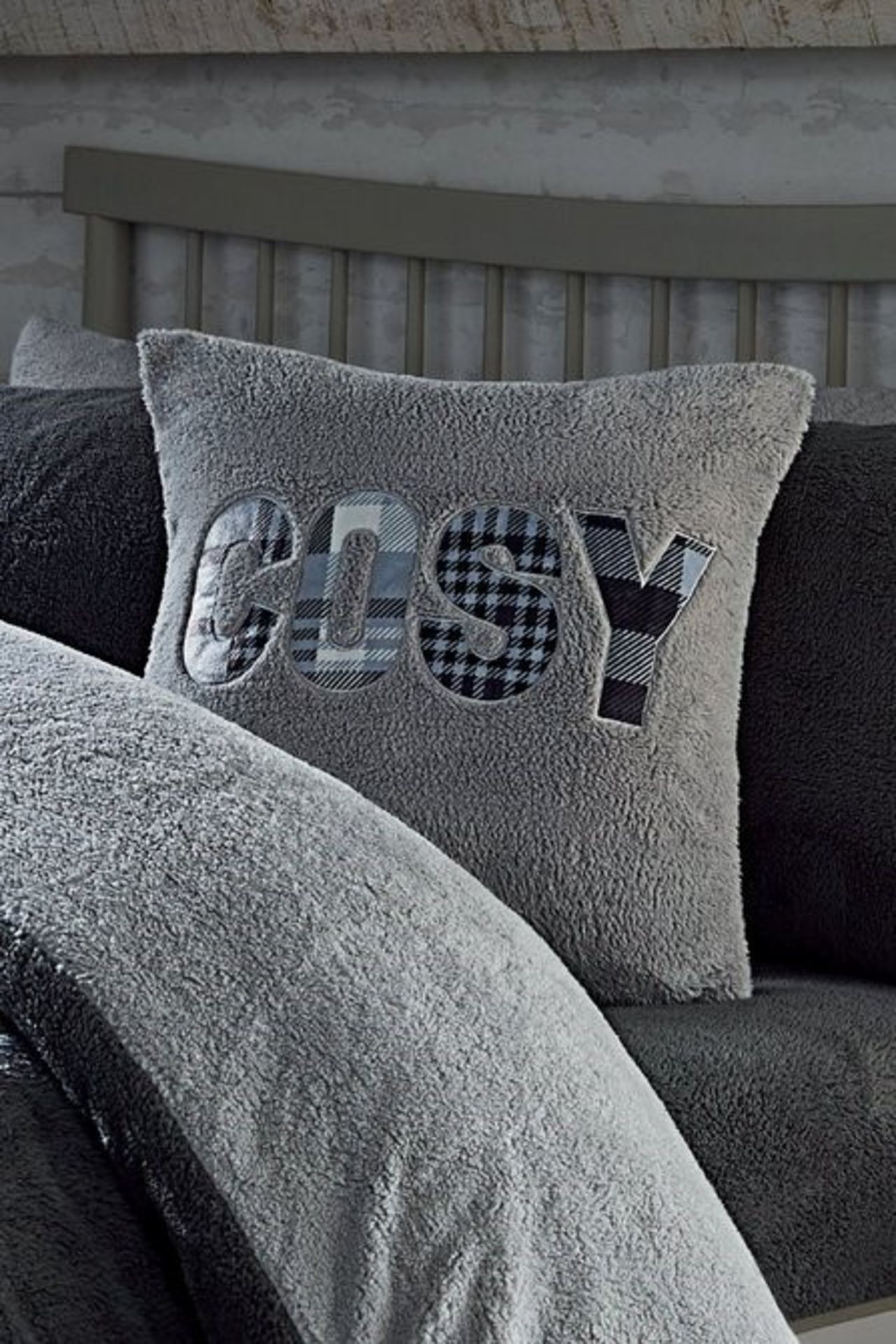 1 AS NEW BAGGED ULTRA COSY TEDDY FLEECE PAIR OF PILLOWCASES IN SILVER GREY (PUBLIC VIEWING