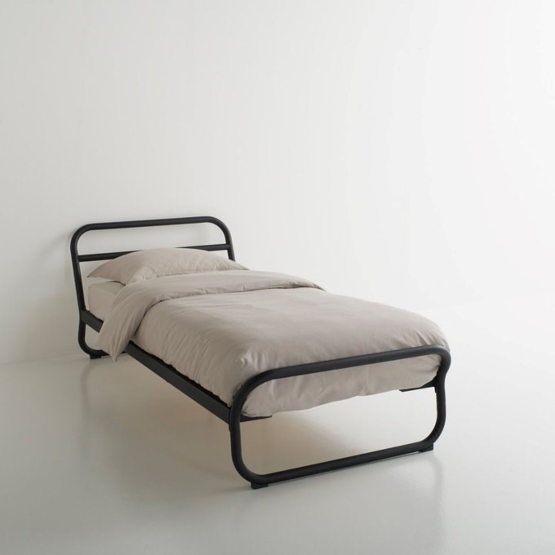 1 GRADE A BOXED DESIGNER JANIK TUBULAR FRAME BED WITHOUT SLATS IN MATTE BLACK / SIZE: SINGLE /
