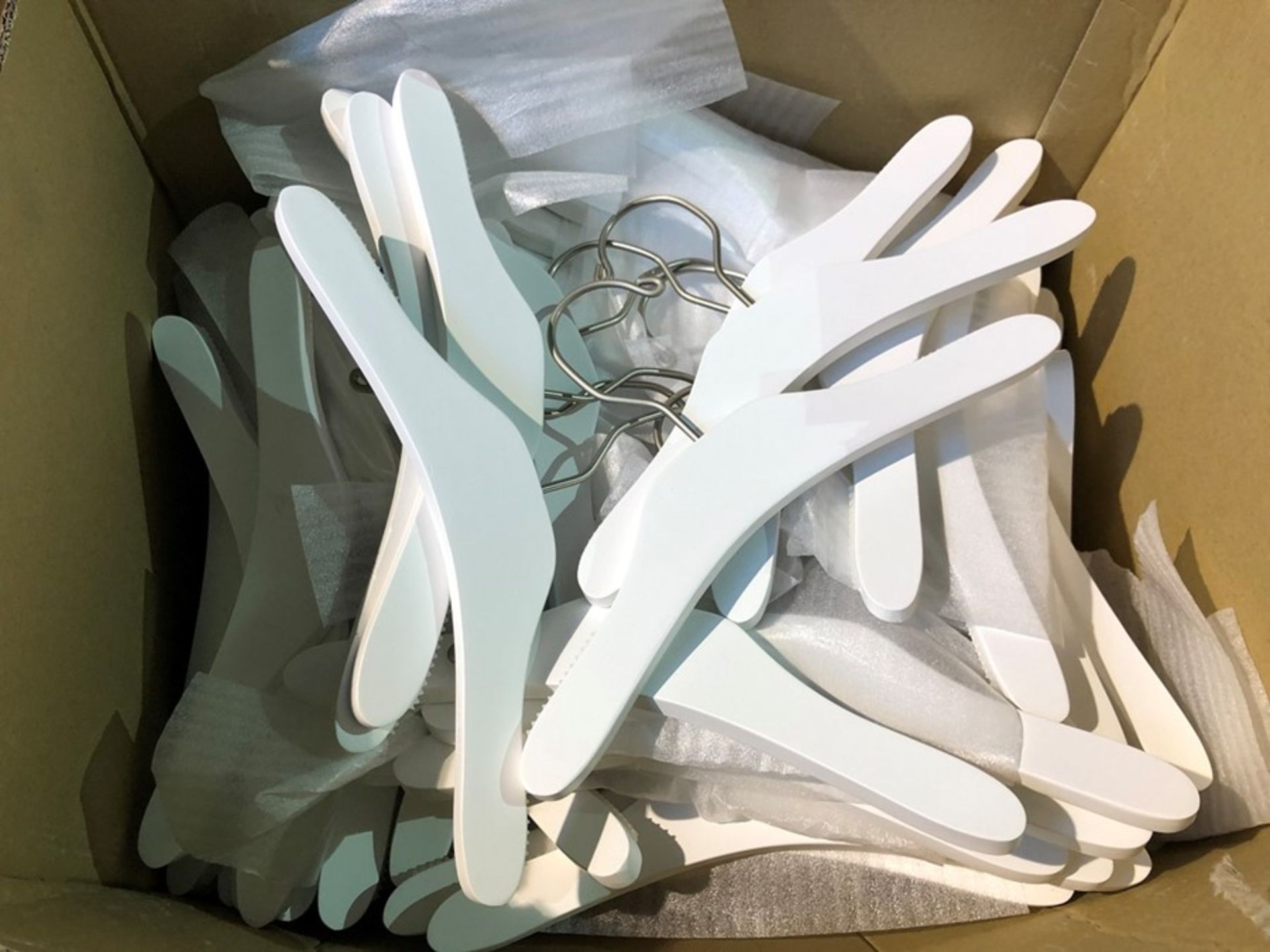 1 LOT TO CONTAIN ASSORTED HANGERS IN WHITE (PUBLIC VIEWING AVAILABLE)