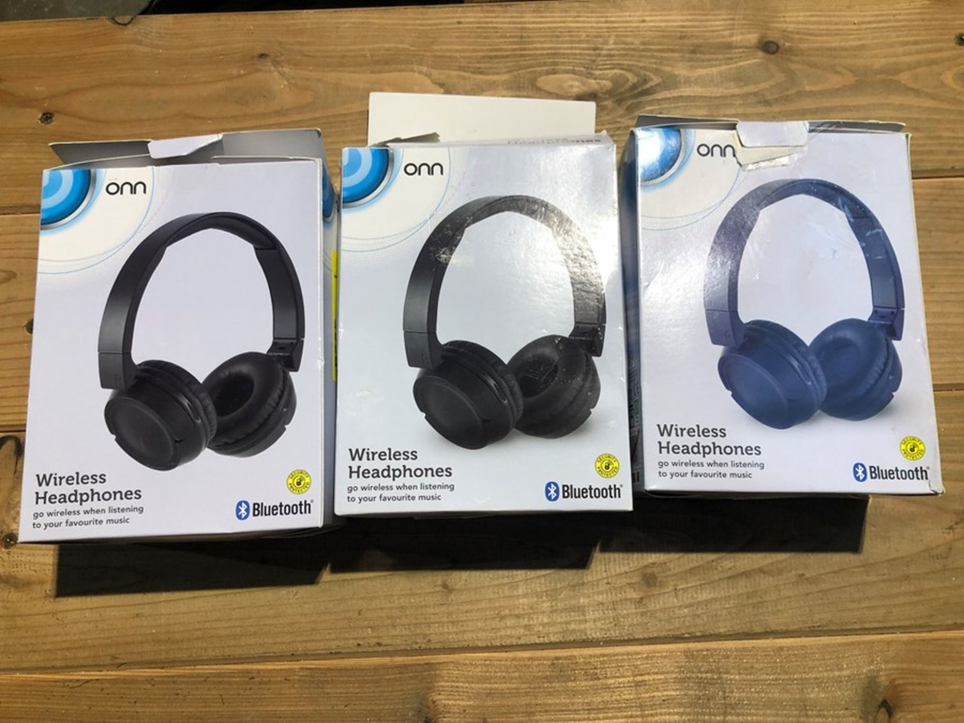 1 LOT TO CONTAIN 3 BOXED ONN WIRELESS HEADPHONES IN BLACK/BLUE / BL-9242 (PUBLIC VIEWING AVAILABLE)