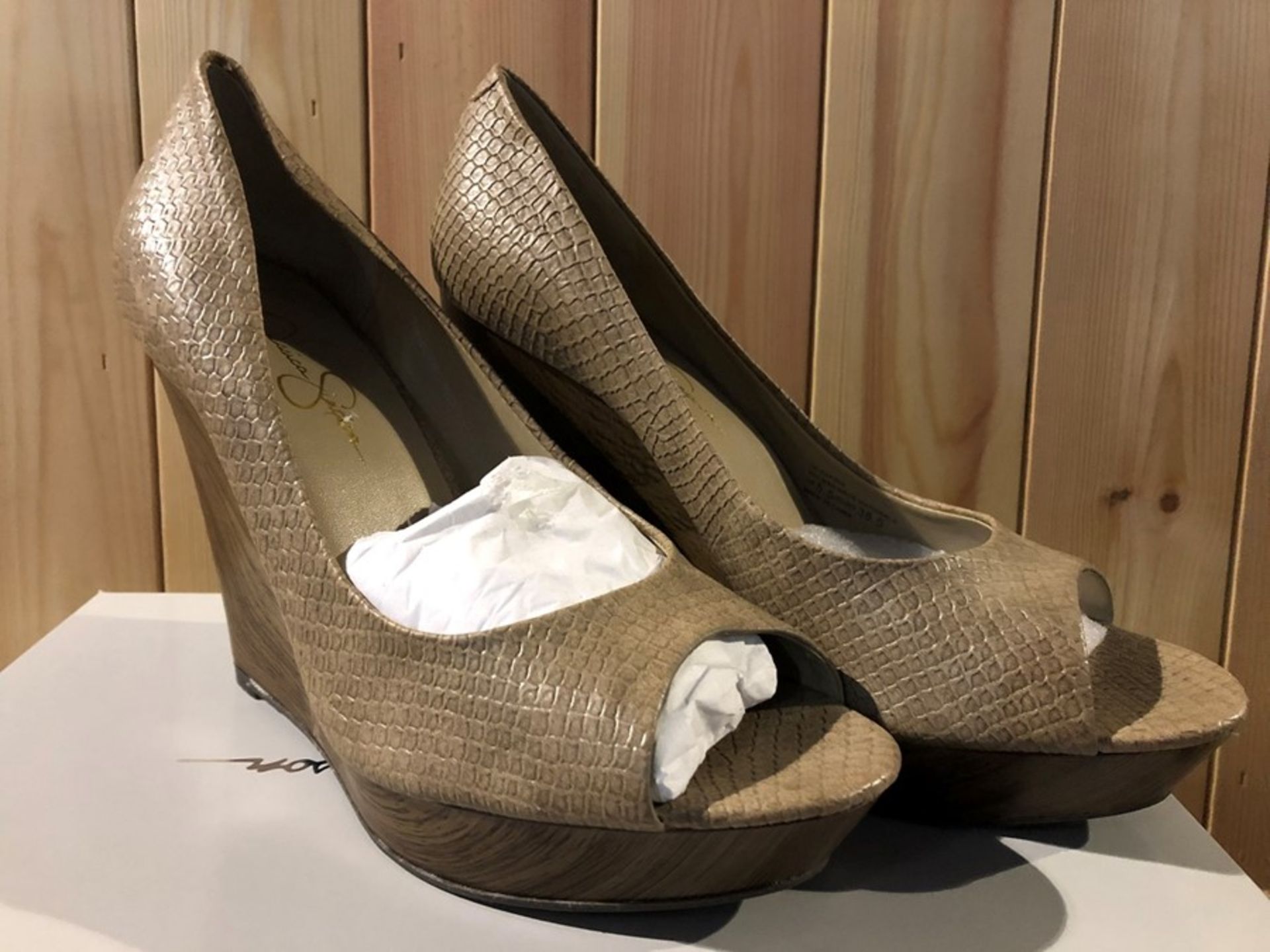 1 BOXED PAIR OF WOMEN'S JESSICA SIMPSON TK-KAPRIX HEELS IN TAUPE FISH SCALE / SIZE: 5.5 UK (PUBLIC