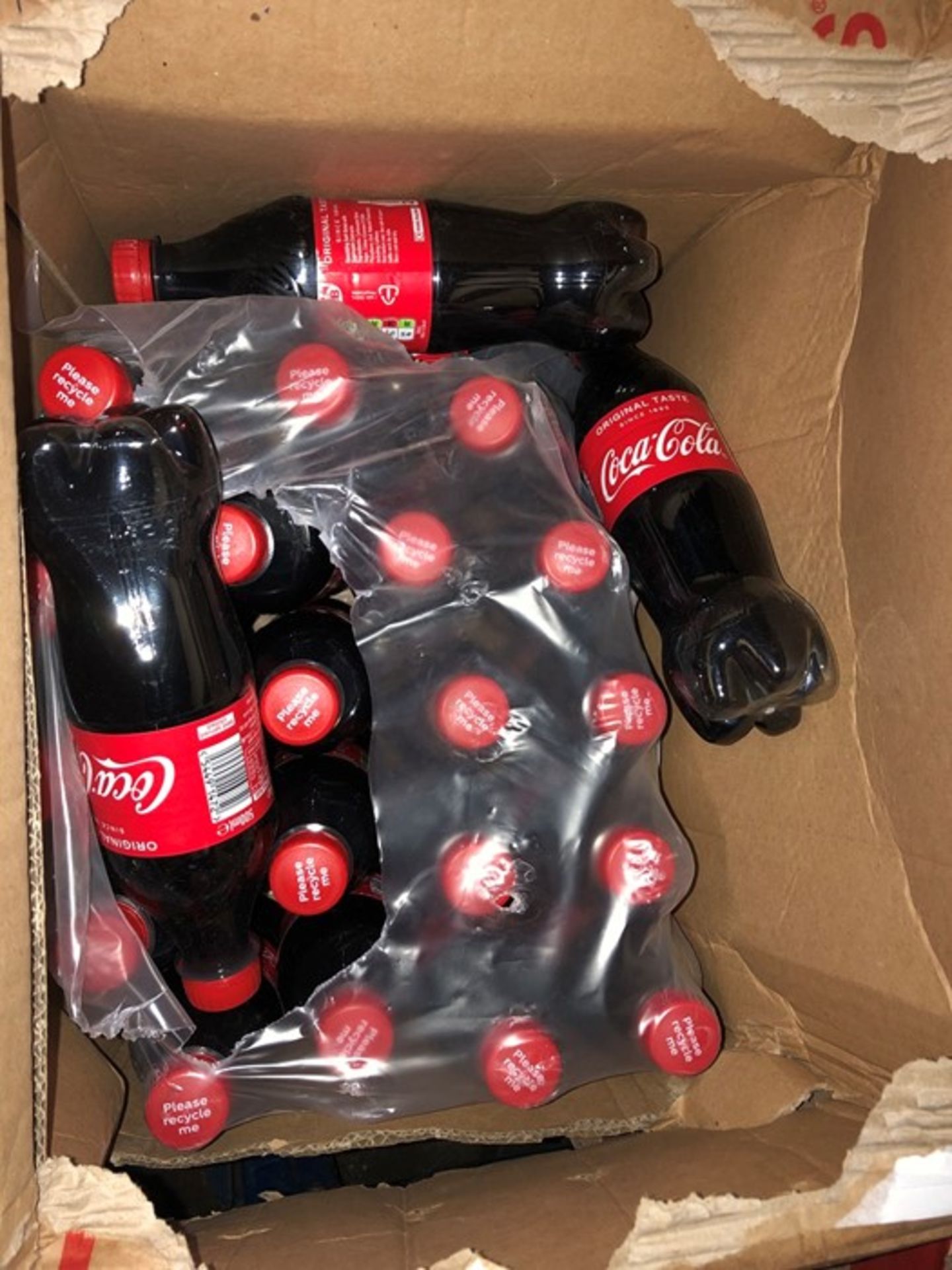 1 LOT TO CONTAIN APPROX 24 BOXED BOTTLES OF COCA COLA - 500ML PER BOTTLE / BEST BEFORE: 31/03/20 (