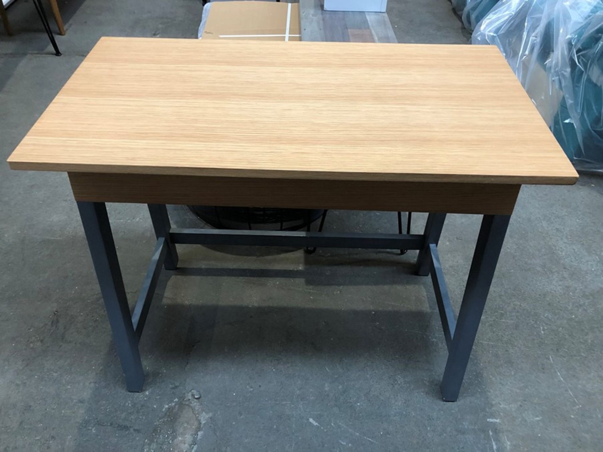 1 BESPOKE DESIGNER WOODEN DESK IN GREY/OAK EFFECT (PUBLIC VIEWING AVAILABLE)