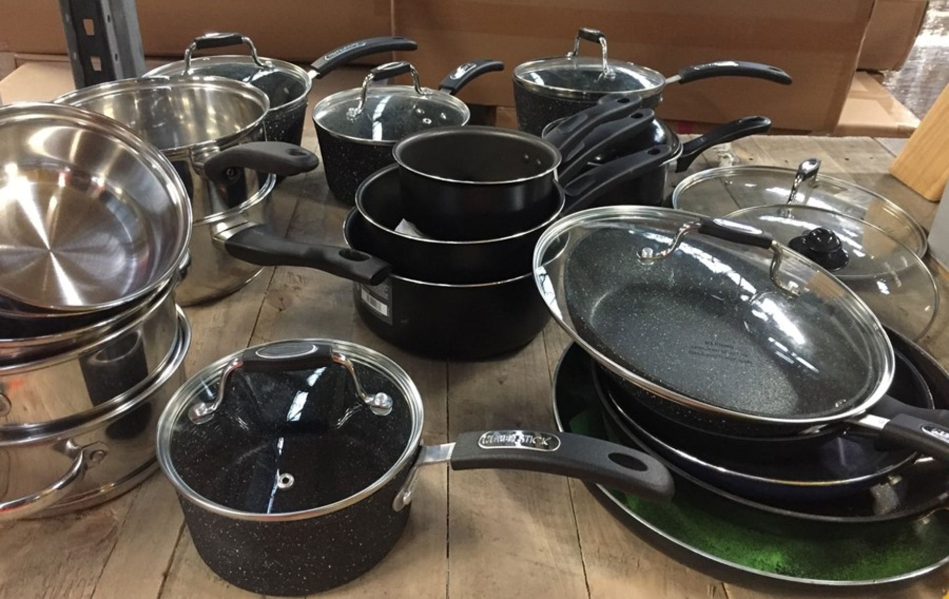 1 LOT TO CONTAIN ASSORTED FRYING PANS, STAINLESS STEEL PANS METALWARE PANS APPROX 20 INDIVIDUAL PANS