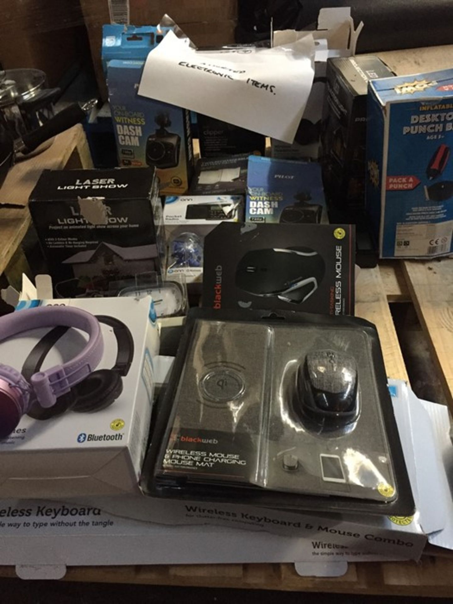 1 LOT TO CONTAIN VARIOUS ELECTRONIC ITEMS, PHILIPS MULTIGROOM TRIMMER , 2 X PILOT WITNESS DASH CAMS,