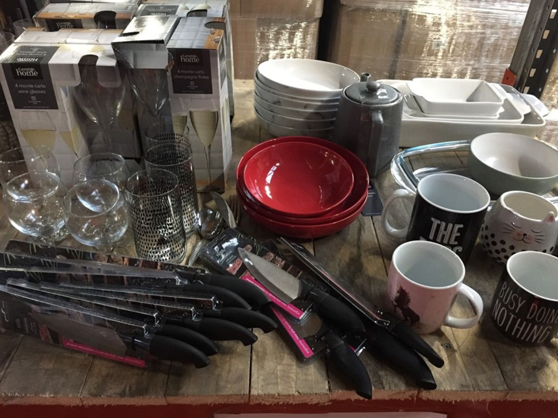 1 LOT TO CONTAIN VARIOUS CHEFS KNIVES APPROX 10 , SEVERAL BOWLS / DISHES , TEAPOT, CASSEROLE DISHES,