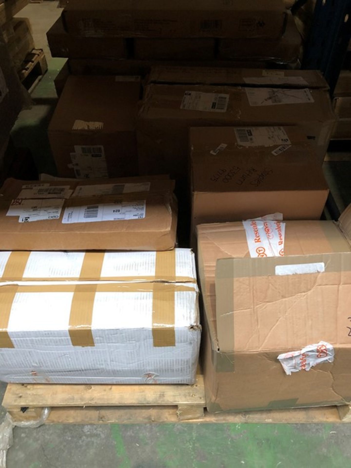 1 LOT TO CONTAIN AN ASSORTMENT OF WORKPLACE PRODUCTS / INCLUDING SHRINK WRAP, ENVELOPES, PLASTIC