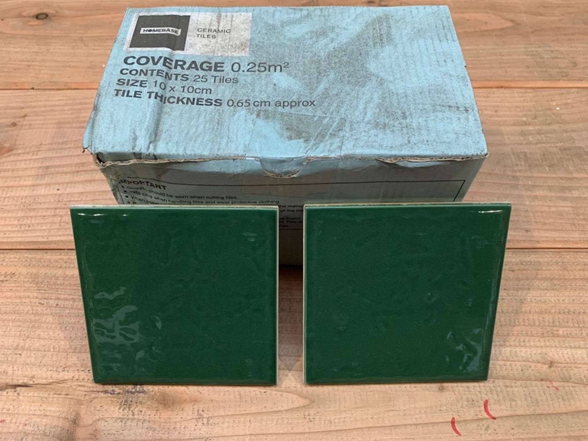 1 LOT TO CONTAIN 276 (APPROX) BOXES OF HOMEBASE COTSWOLDS CERAMIC TILES IN BOTTLE GREEN / SIZE: 10CM