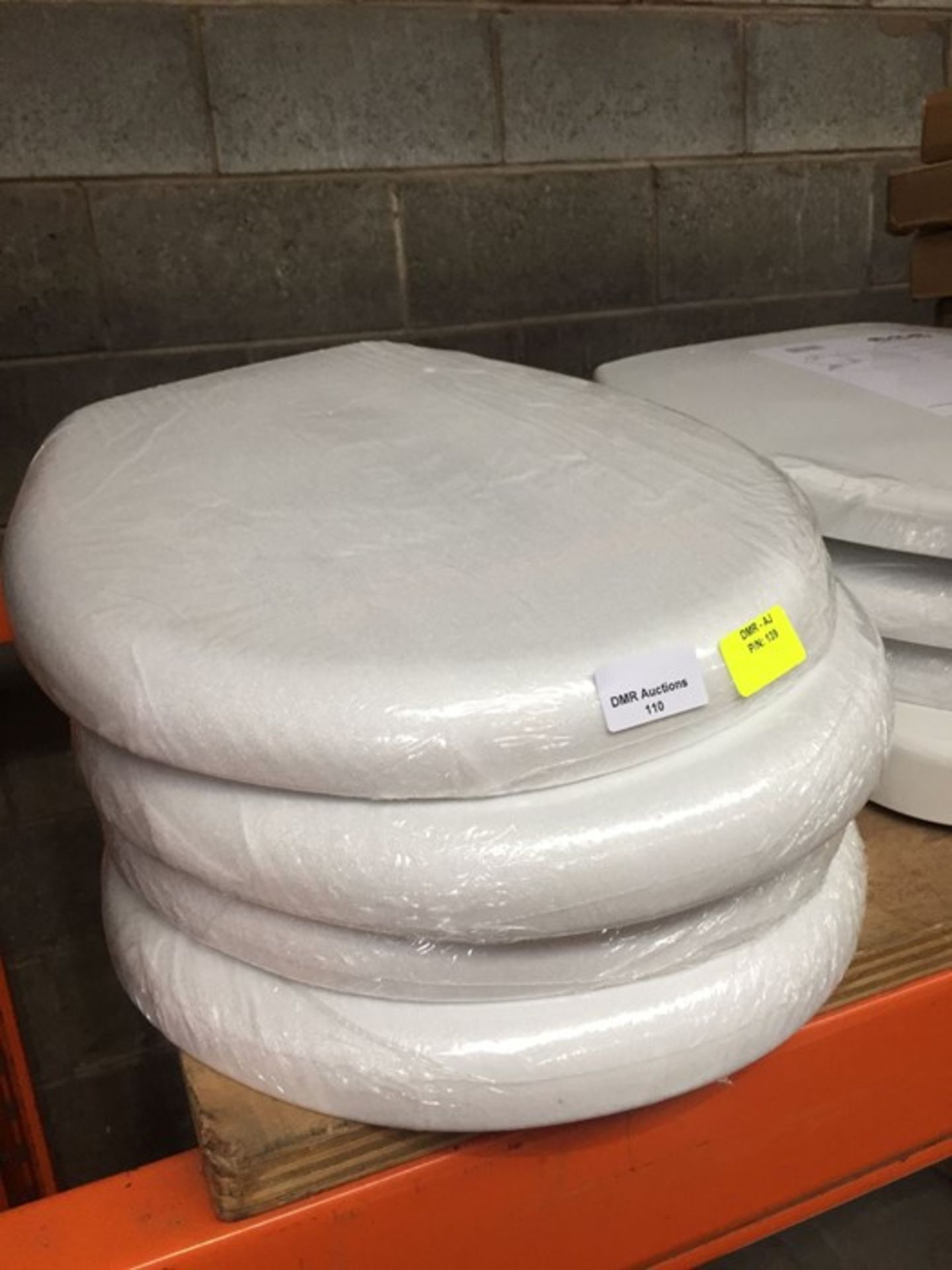 4 X STANDARD FIT TOILET SEATS. (PUBLIC VIEWING AVAILABLE AND HIGHLY RECOMMENDED - PICTURES ARE FOR