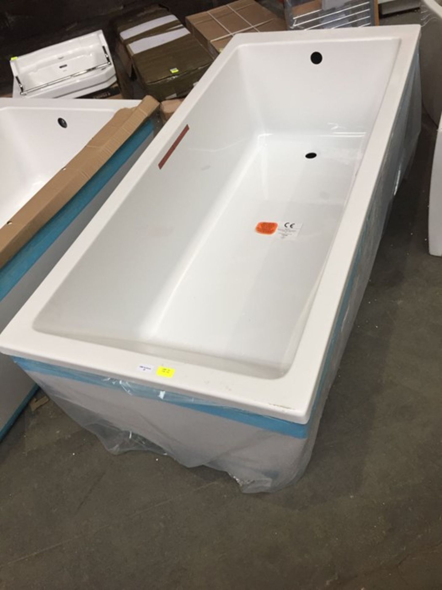 1800X800 LARGE SINGLE ENDED ACRYLIC BATH WITH FREESTANDING SKIRT. RRP £600 (PUBLIC VIEWING AVAILABLE