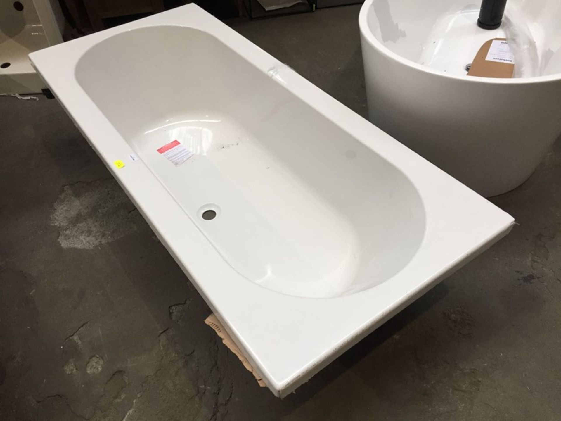 1700X750 DOUBLE ENDED ACRYLIC BATH. RRP £300 (PUBLIC VIEWING AVAILABLE AND HIGHLY RECOMMENDED -