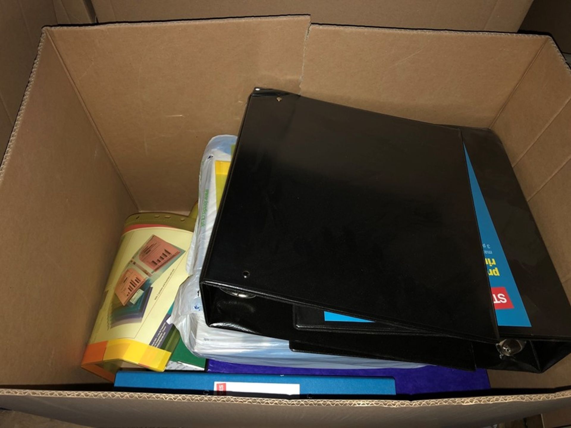 1 LOT TO CONTAIN AN ASSORTMENT OF OFFICE PRODUCTS / INCLUDING BINDERS, PLASTIC WALLETS AND