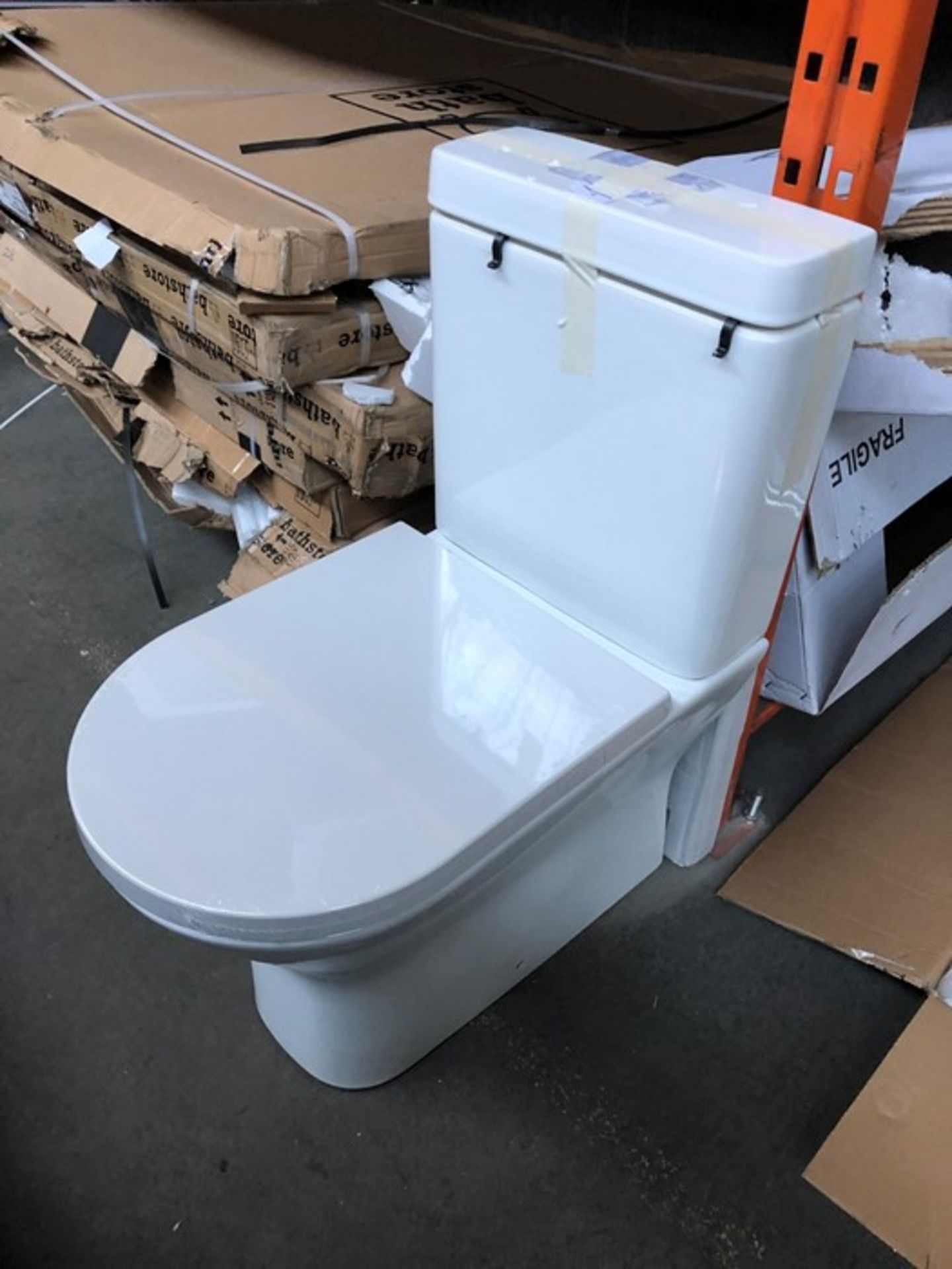 FALCON MODERN CLOSE COUPLED TOILET WITH SOFT CLOSE SEAT AND CISTERN FITTINGS RRP £450