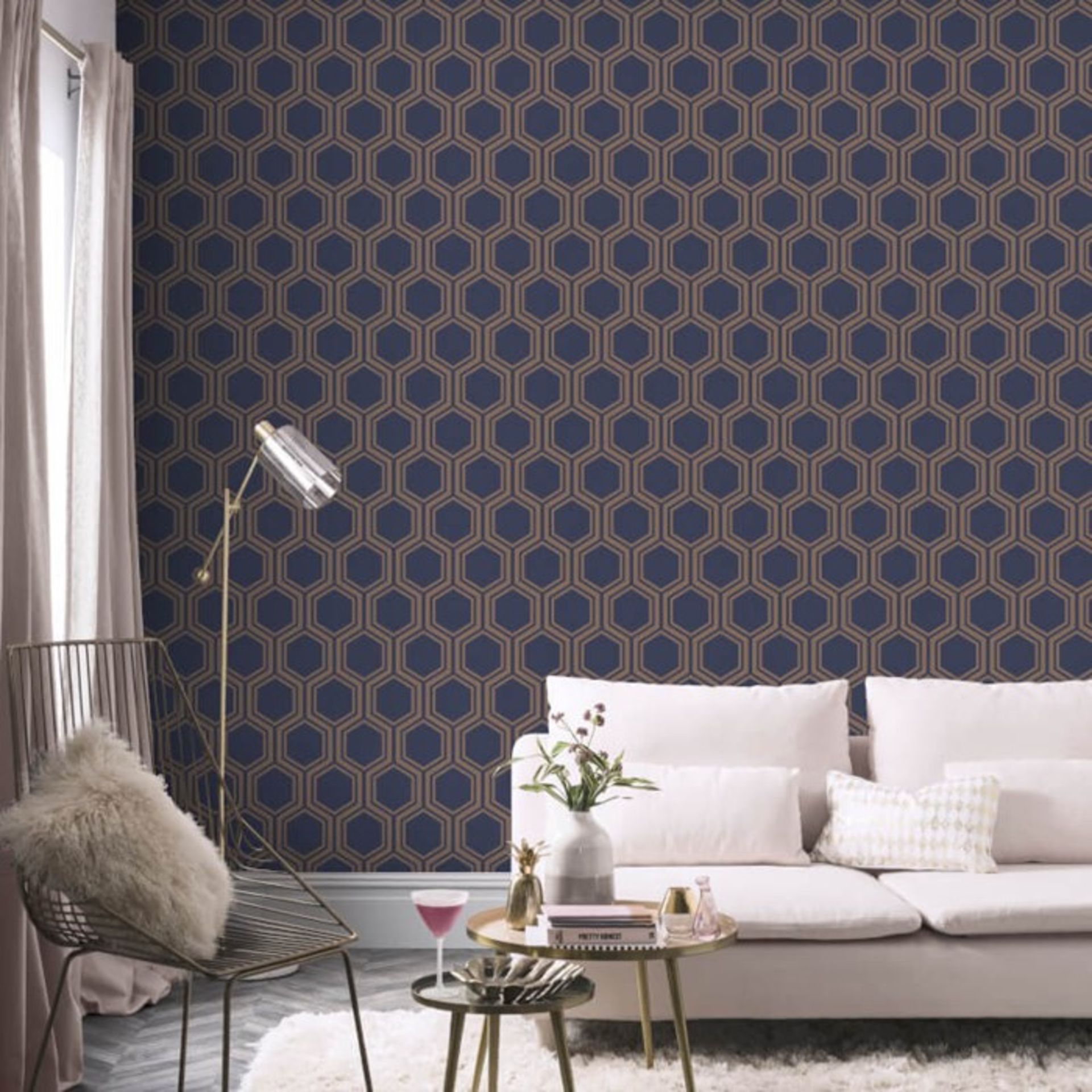 1 LOT TO CONTAIN 4 AS NEW ROLLS OF ARTHOUSE LUXE HEXAGON NAVY AND GOLD WALLPAPER - 906604 / RRP £