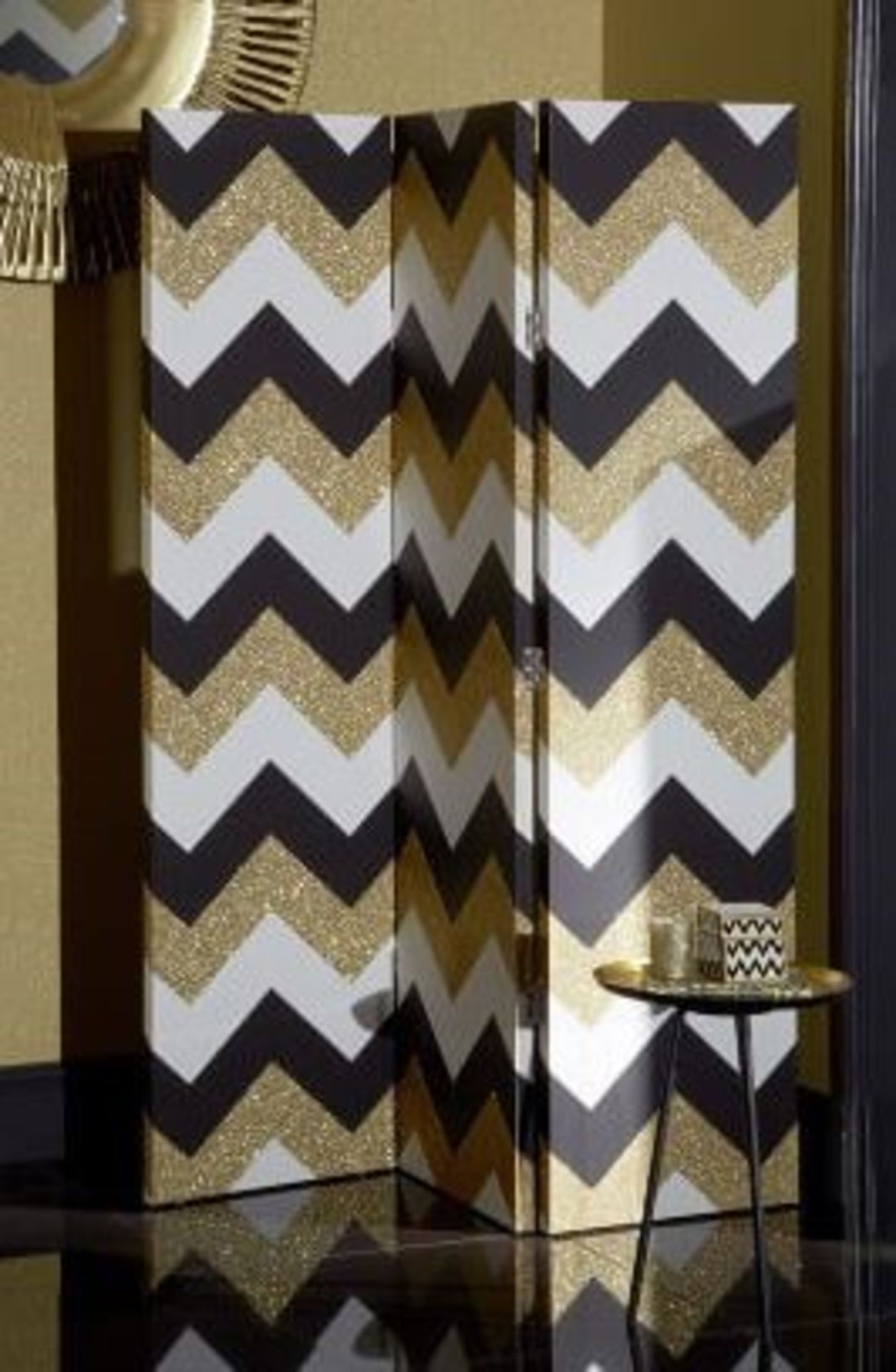 1 BOXED ARTHOUSE GLIITER CHEVRON ROOM DIVIDER / SIZE: 120 X 150CM (SOLD AS SEEN)