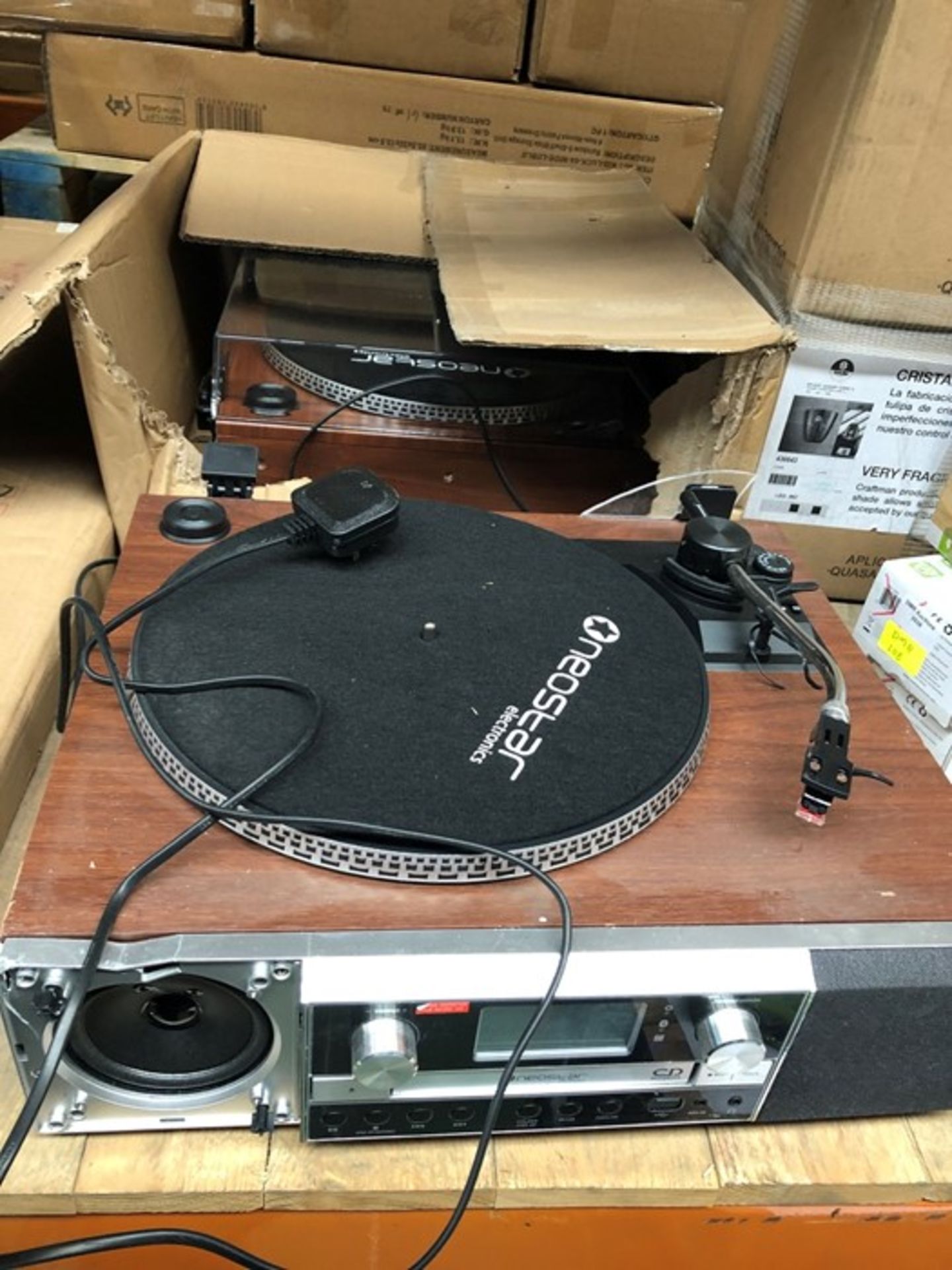 1 LOT TO CONTAIN 2 UNTESTED NEOSTAR TURNTABLES, CASSETTE AND RADIO PLAYER (SOLD AS SEEN)
