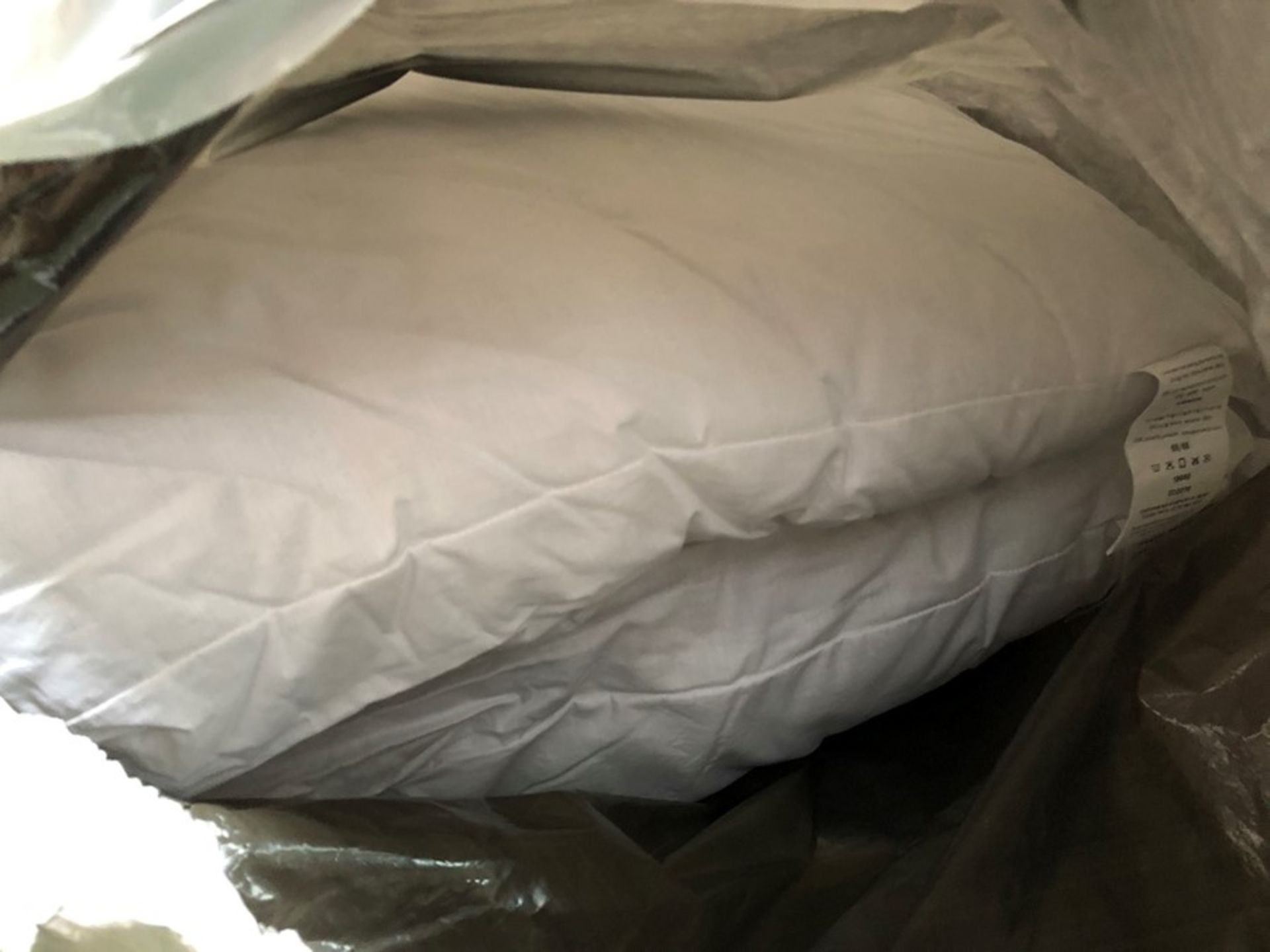 1 LOT TO TO CONTAIN 2 BAGGED HIGH QUALITY PILLOWS - WHITE (SOLD AS SEEN)