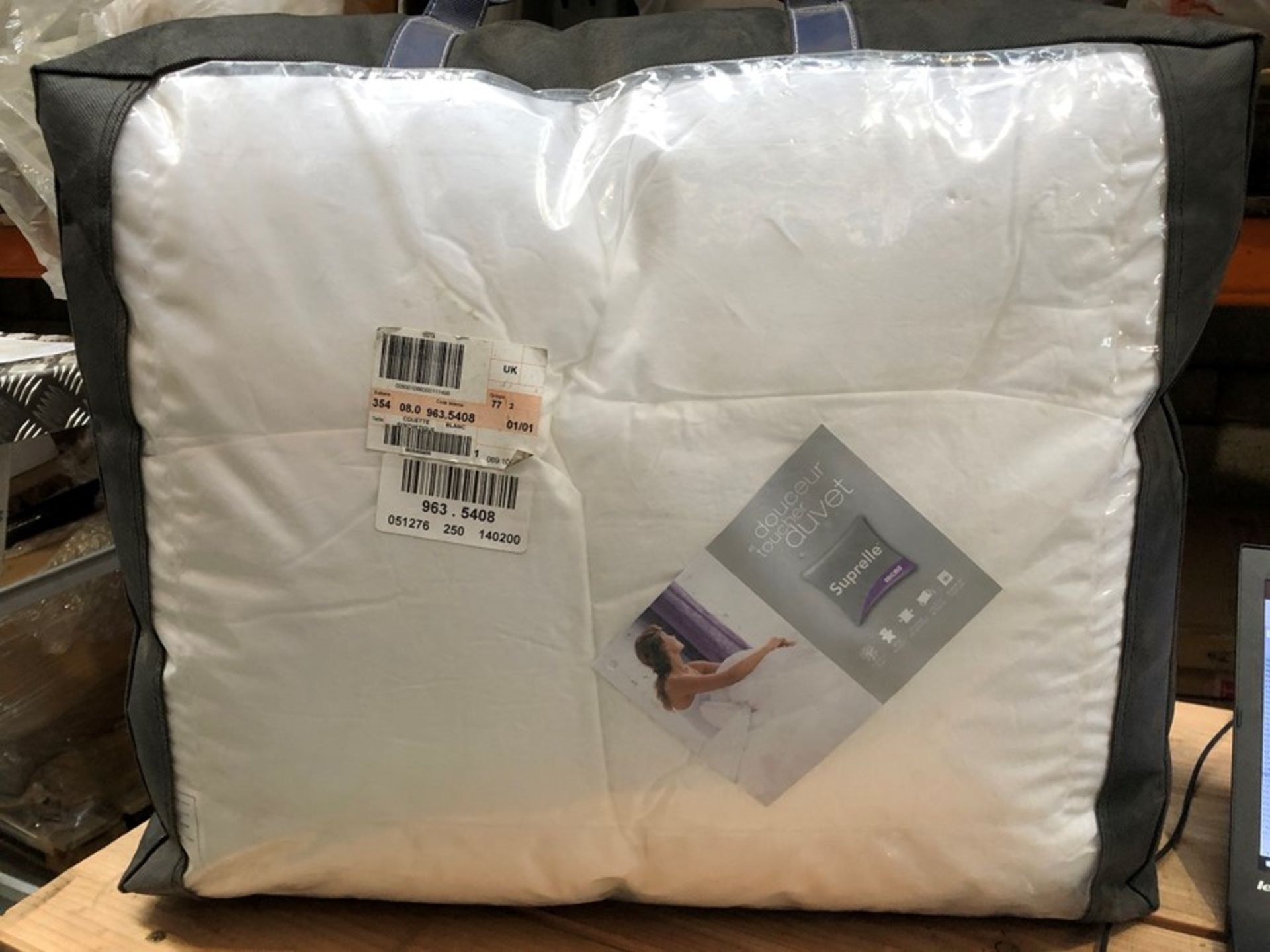 1 BAGGED HIGH QUALITY DESIGNER DUVET - WHITE / SIZE: 140 X 200CM (SOLD AS SEEN)