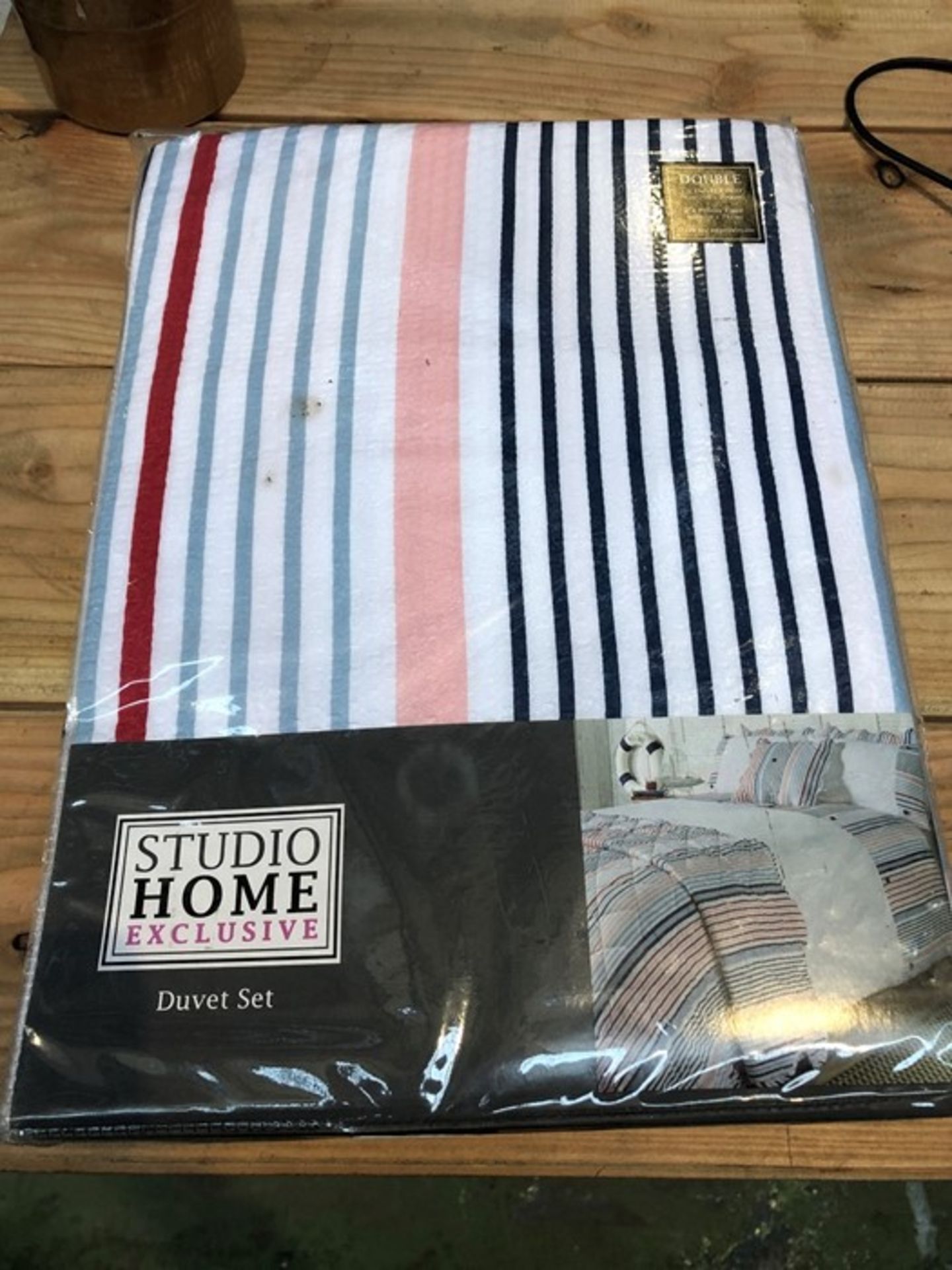 1 HANOVER STRIPE SEERSUCKER DUVET SET / SIZE: DOUBLE (SOLD AS SEEN)