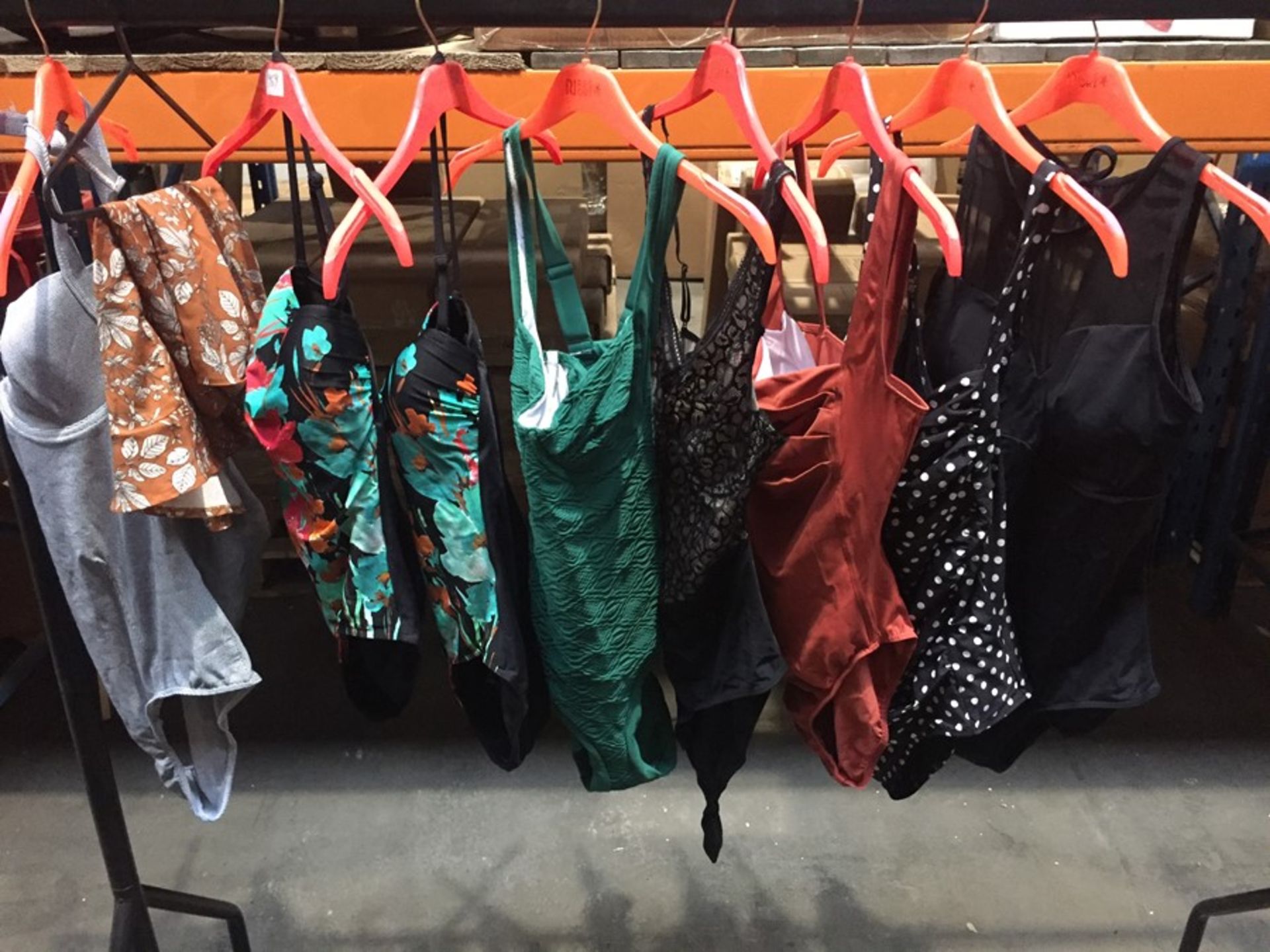 1 LOT TO CONTAIN 25 ASSORTED LADIES SWIM COSTUMES IN VARIOUS SIZES AND COLOURS // PLEASE NOTE THAT