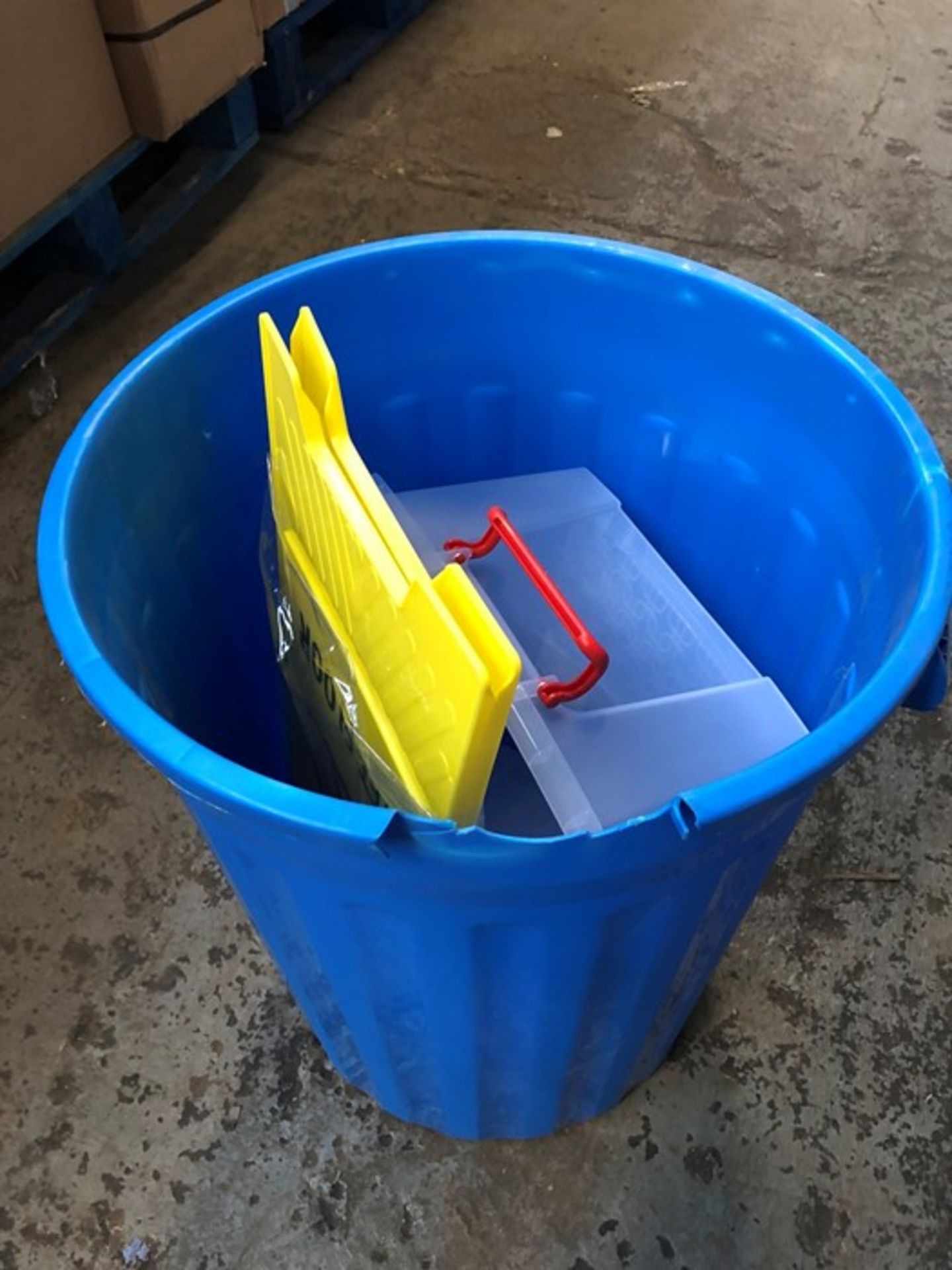 1 LOT TO CONTAIN AN ASSORTMENT OF PLASTIC ITEMS / 1 X BIN, 1 X STORAGE BOX, 1 X WET FLOOR SIGN