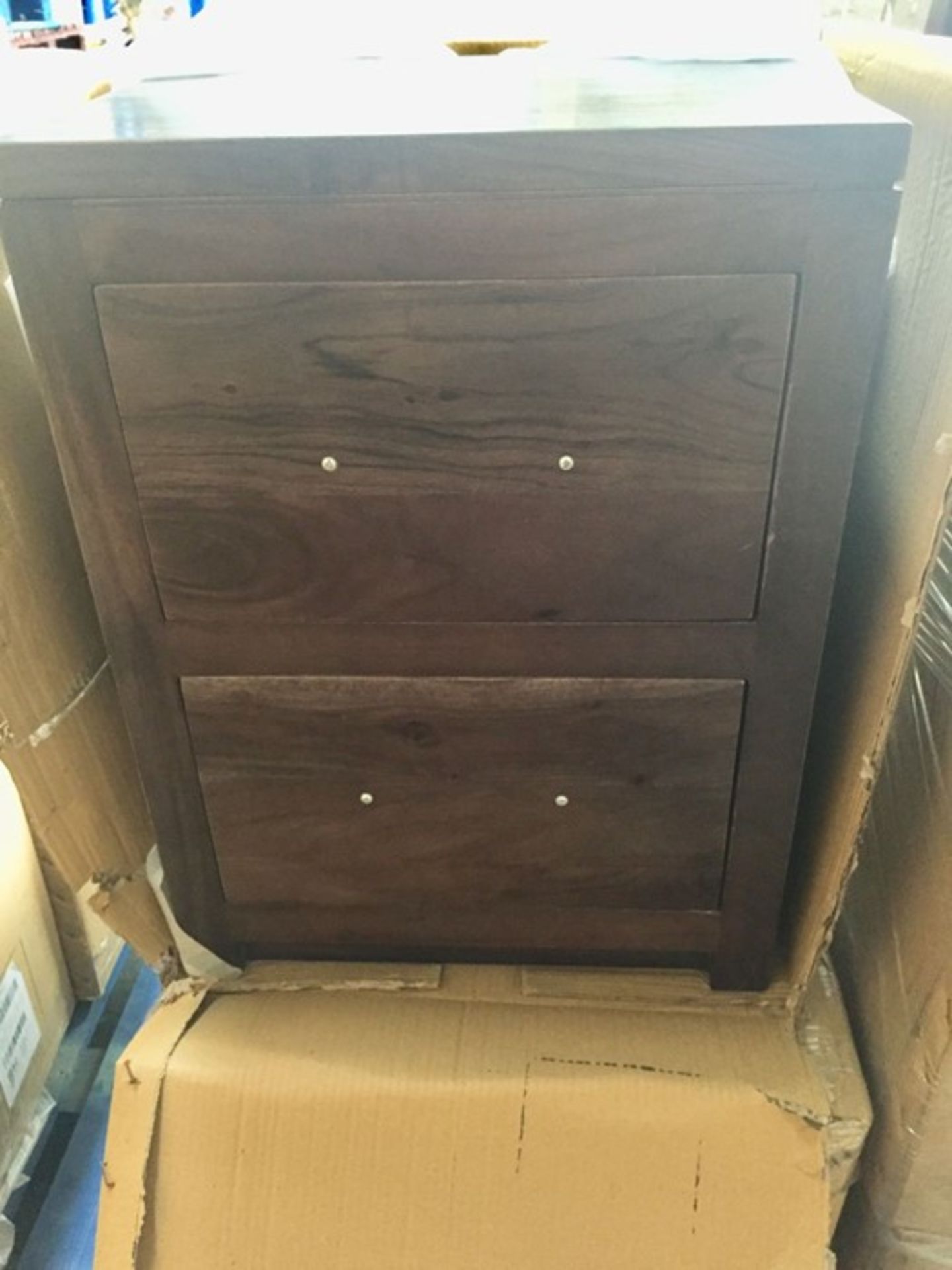 1 FULLY ASSEMBLED BOXED DARK ACACIA 2 DRAWER BEDSIDE CHEST OF DRAWERS / AS NEW CONDITION, BOXES