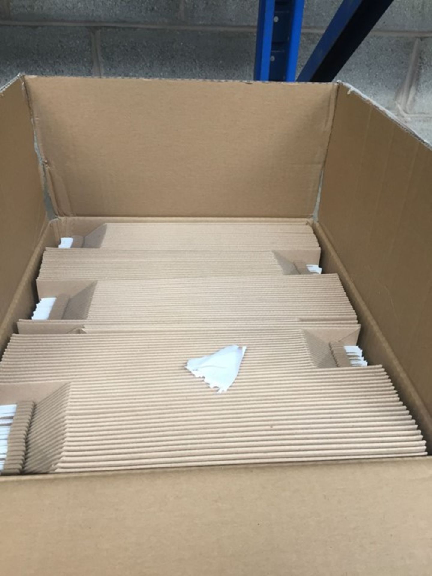 1 LOT TO CONTAIN 1 X BOX OF 100 STIFFENED CARDBOARD MAILING ENVELOPES