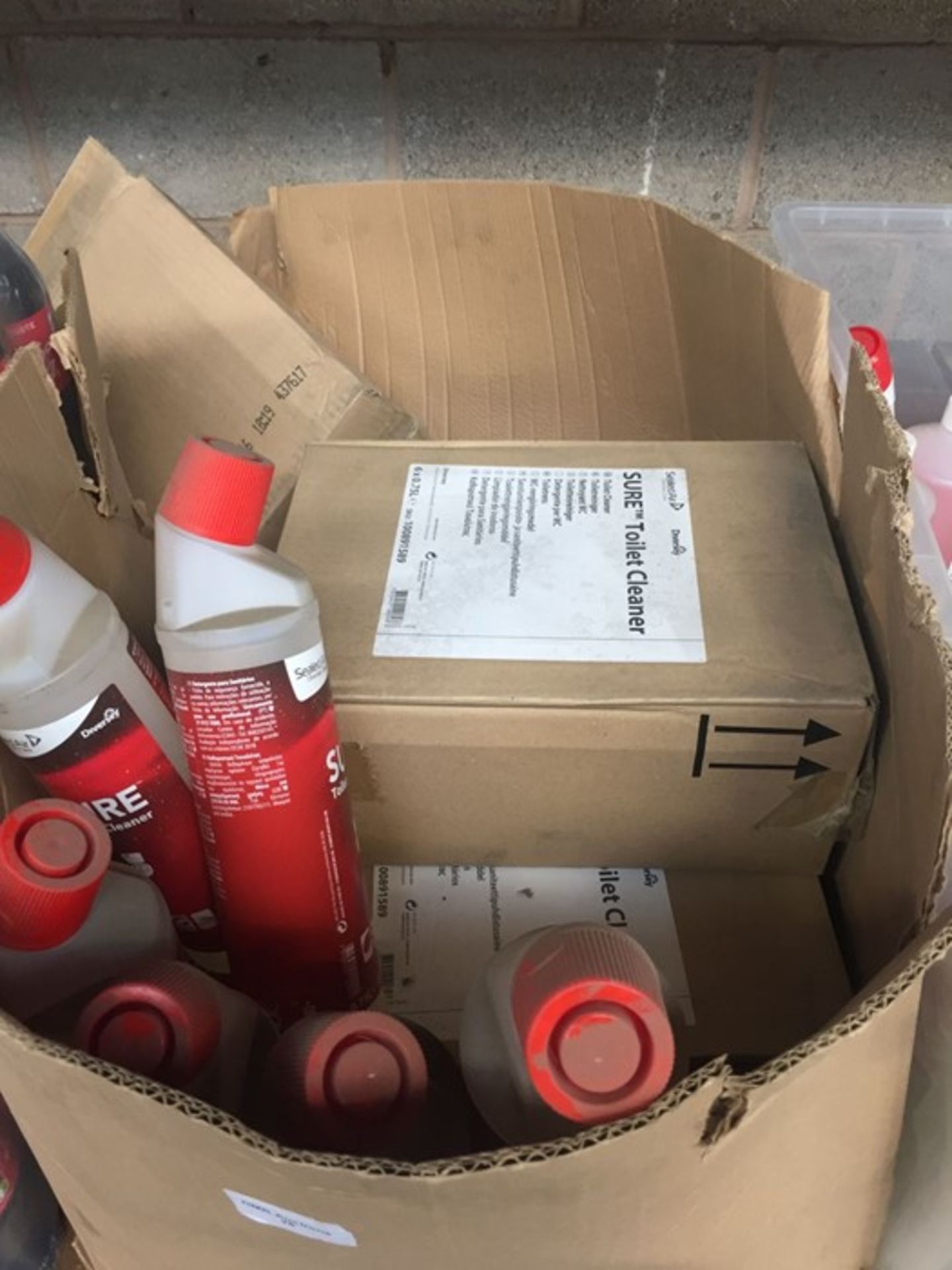 1 LOT TO CONTAIN 1 BOX OF ASSORTED BOTTLES OF CHEMICAL CLEANING AGENTS