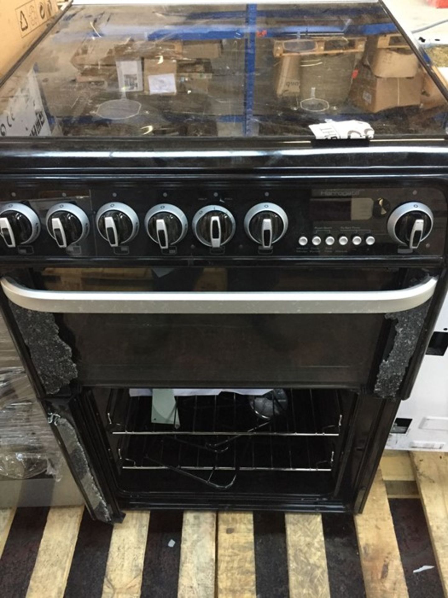 1 HARROGATE DOUBLE OVEN WITH 4 HOB IN BLACK / CONDITION REPORT: ALL GLASS SMASHED ON DOORS, KNOB
