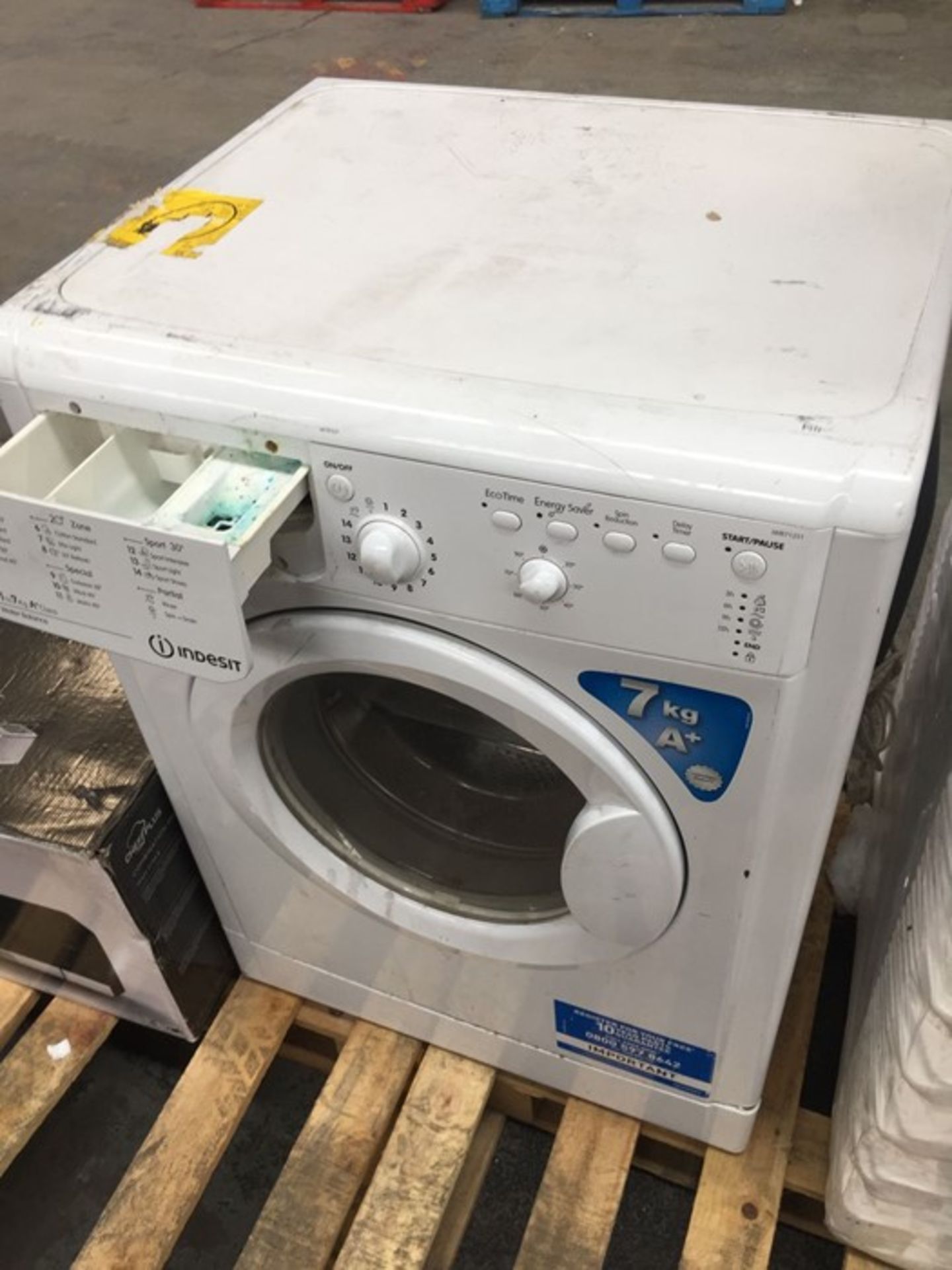 1 INDESIT IWB71251 WASHING MACHINE / RRP £230.00 / CONDITION REPORT: HEAVILY USED, COSMETIC DAMAGE