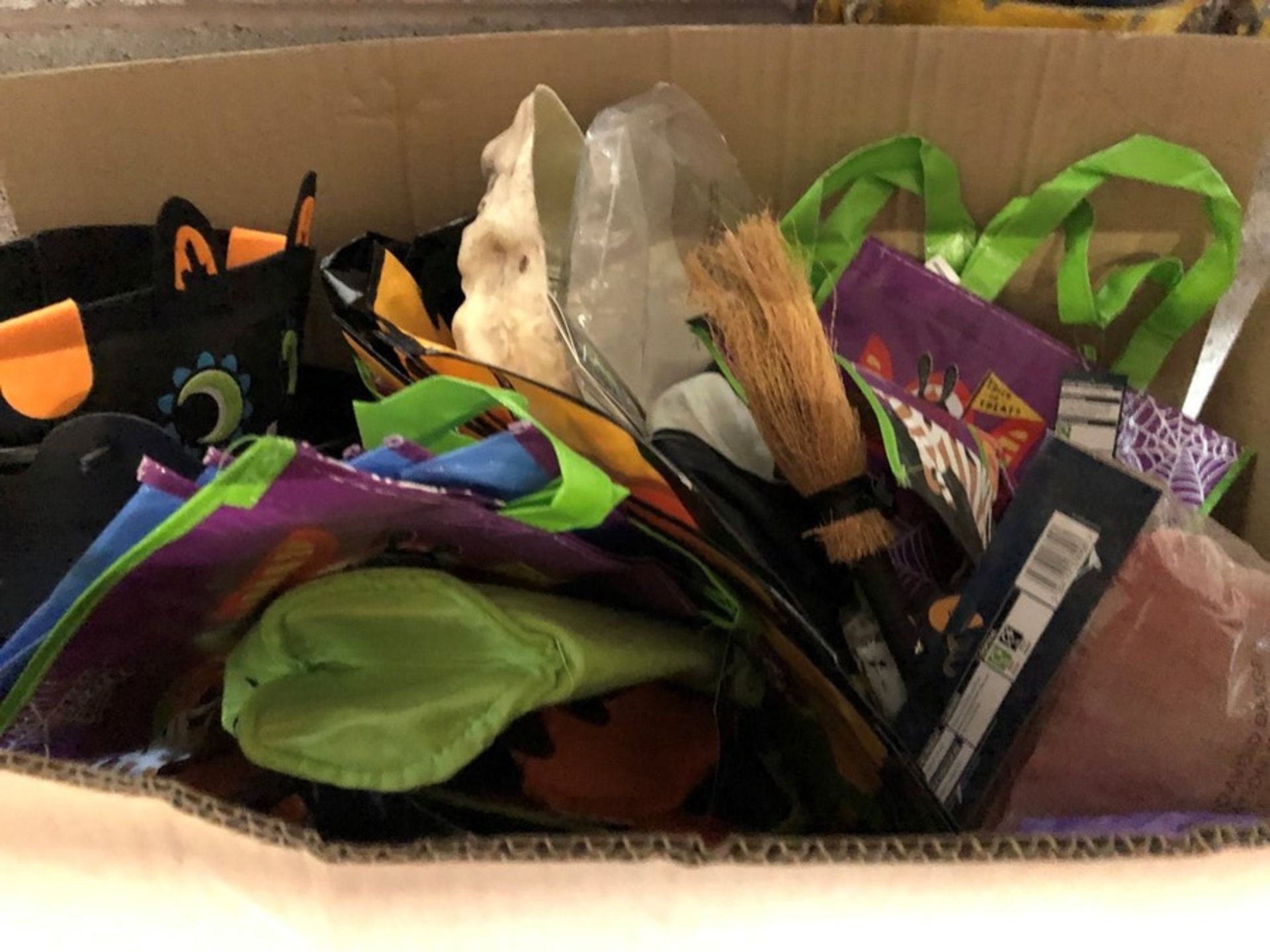 1 LOT TO CONTAIN 1 THIRD PALLET SIZED BOX OF HALLOWEEN ACCESSORIES INCLUDING HATS , MASKS BAGS AND