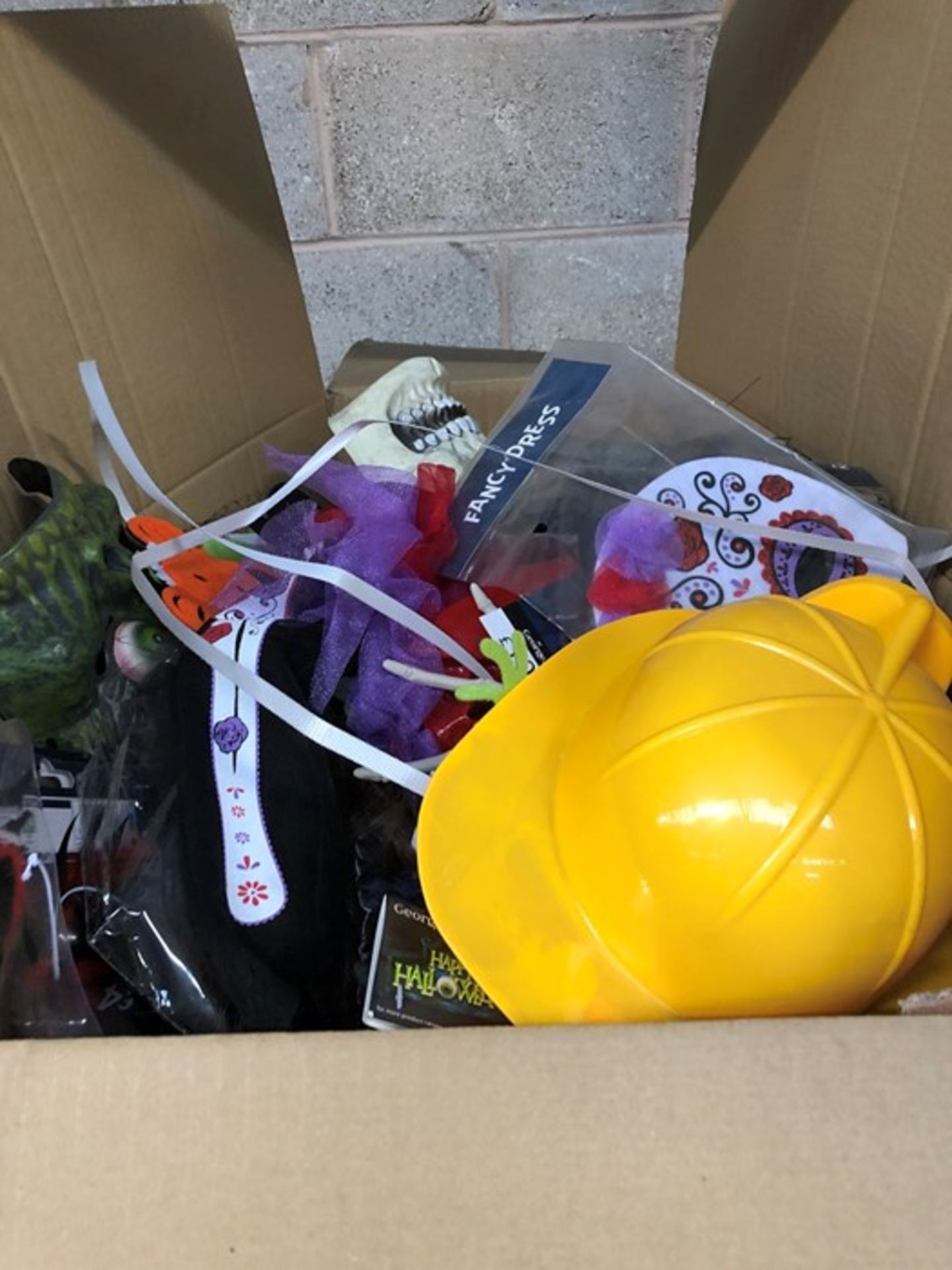 1 LOT TO CONTAIN VARIOUS HALLOWEEN DECORATIONS , MASKS AND ASSORTED TOYS , HATS ETC