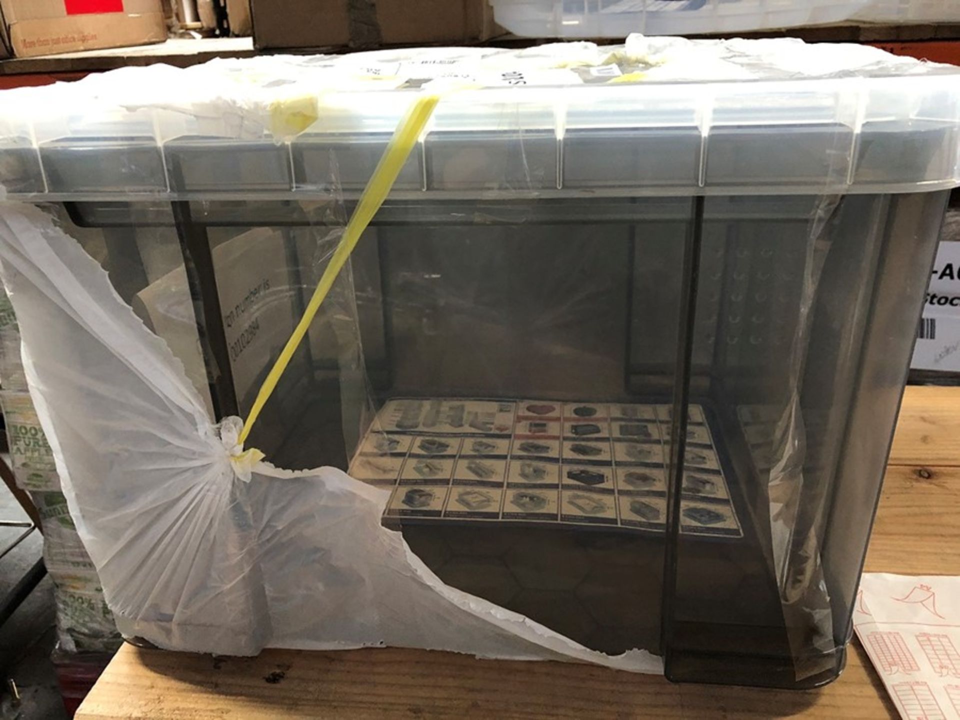 1 CLEAR PLASTIC STORAGE BOX