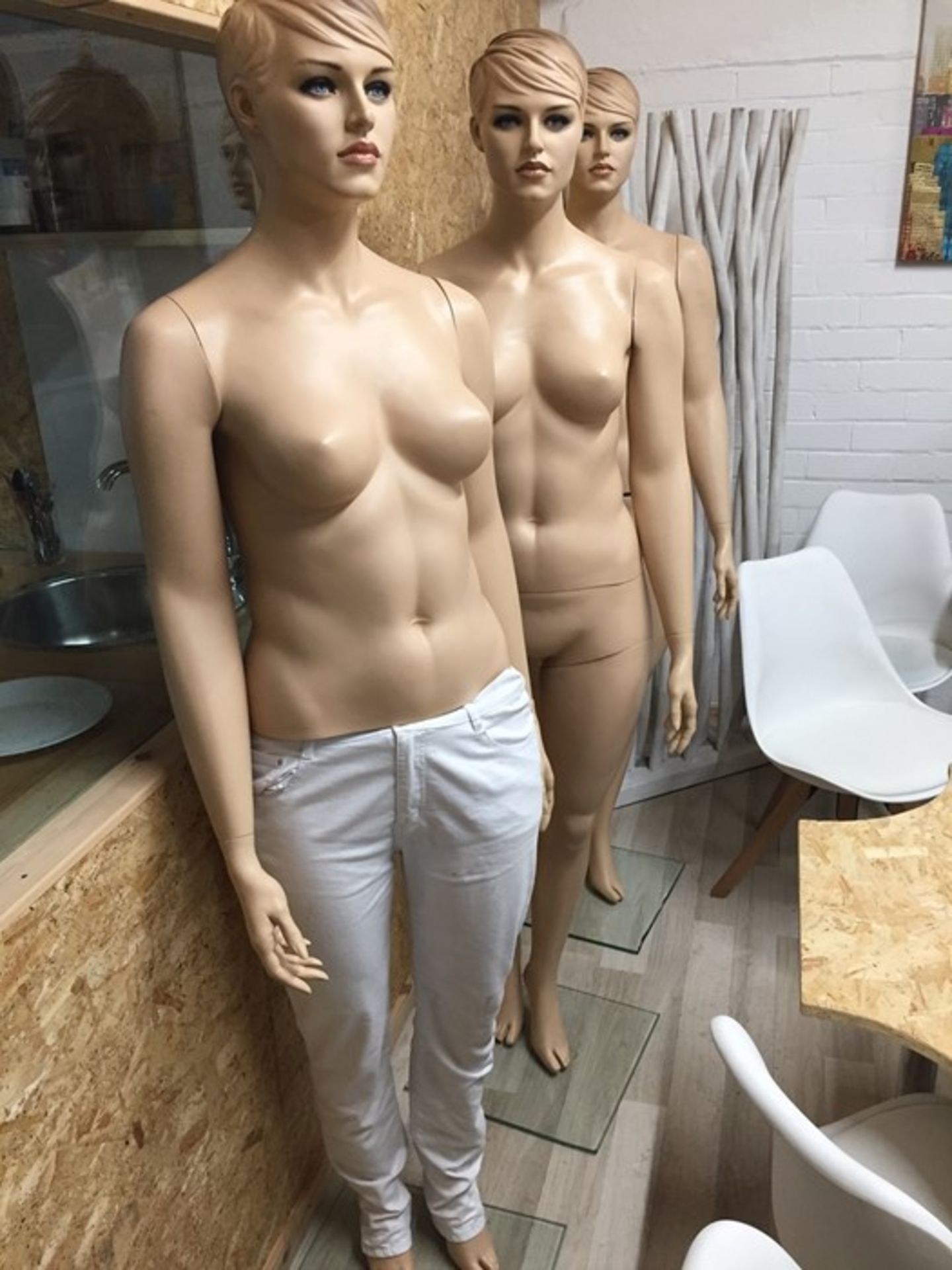 1 LOT TO CONTAIN A FULL SIZE FEMALE MANNEQUIN / CONDITION REPORT: ITEMS ARE IN GOOD CONDITION, MINOR