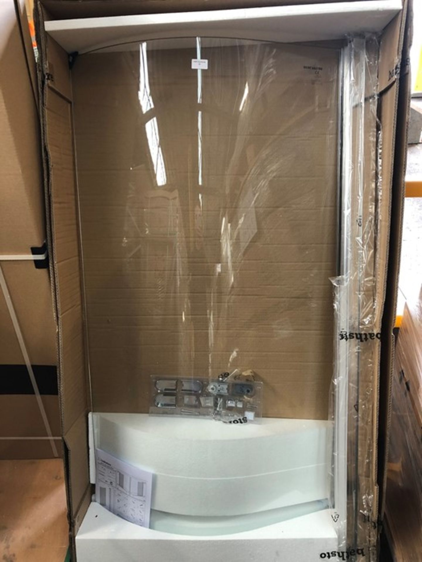 HIGH QUALITY PIVOT CURVED ‘RISE & FALL’ HINGED BATH SHOWER SCREEN FOR ‘P’ SHAPED SHOWER BATHS (BOXED - Image 2 of 2