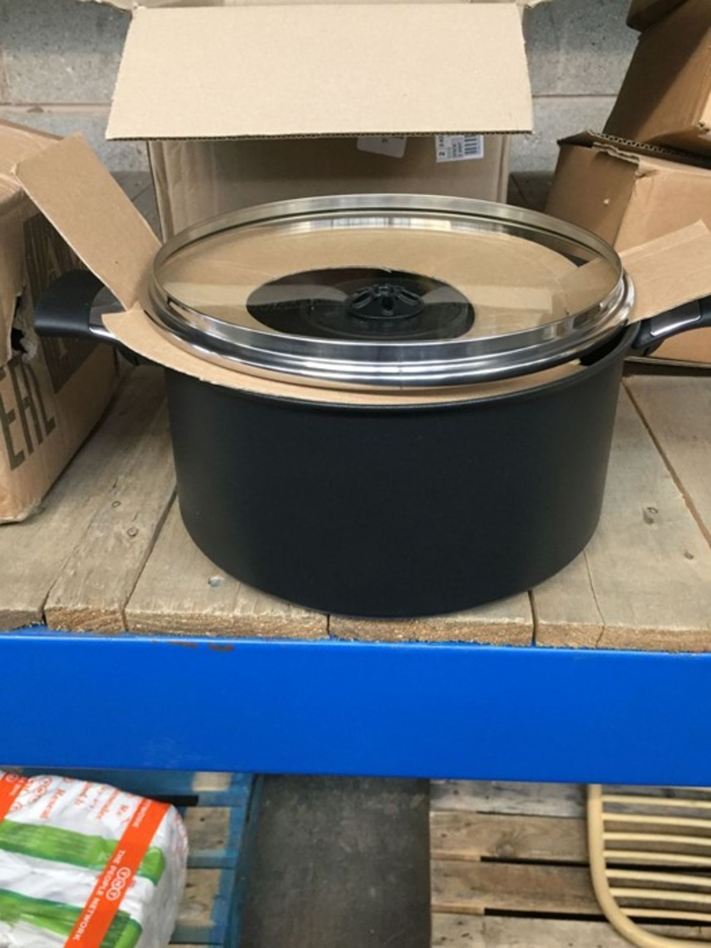 1 LOT TO CONTAIN 1 PRO CASSEROLE BLACK POT