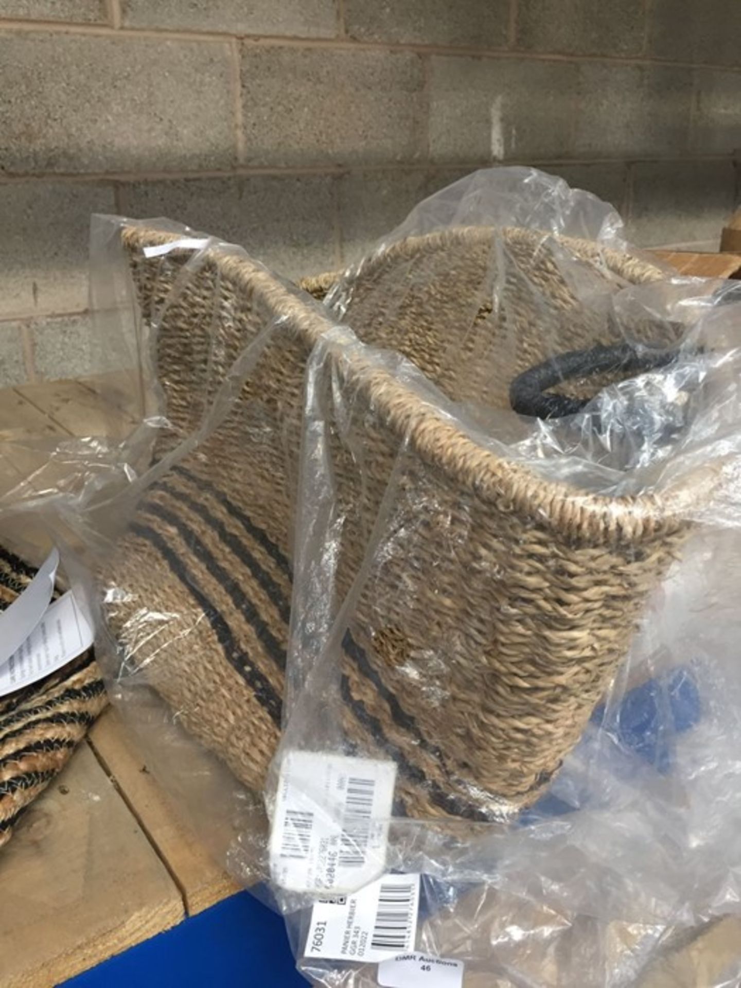 1 LOT TO CONTAIN 1 LA REDOUTE NATURAL BASKET