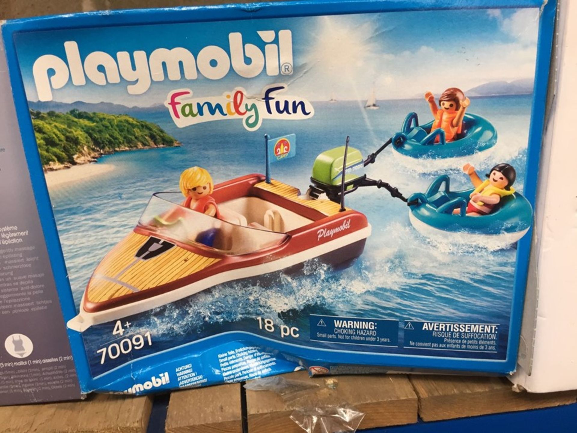 1 LOT TO CONTAIN PLAYMOBIL FAMILY FUN SPEEDBOAT WITH TUBE RIDERS