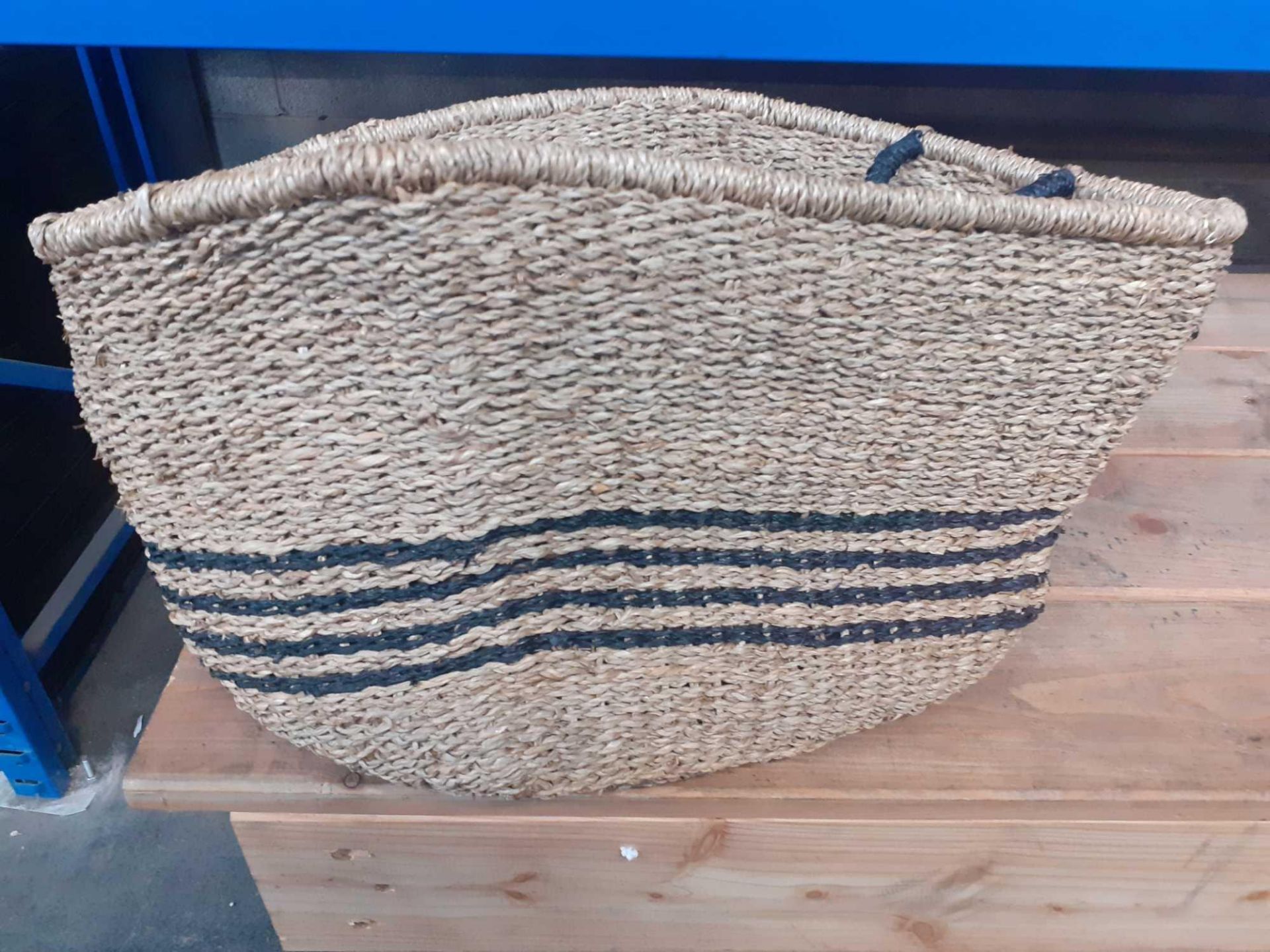 1 LOT TO CONTAIN 1 LA REDOUTE NATURAL BASKET