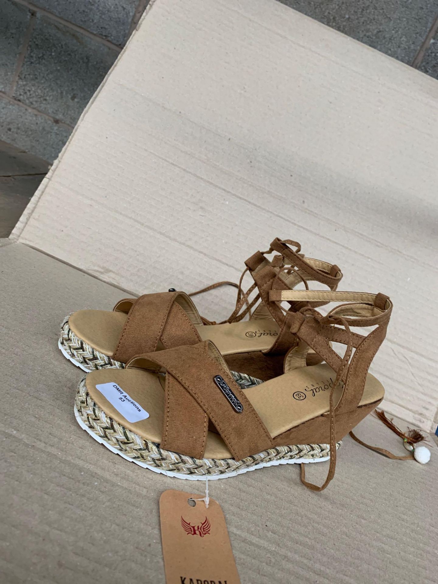 1 PAIR OF LACED SANDALS / SIZE 39