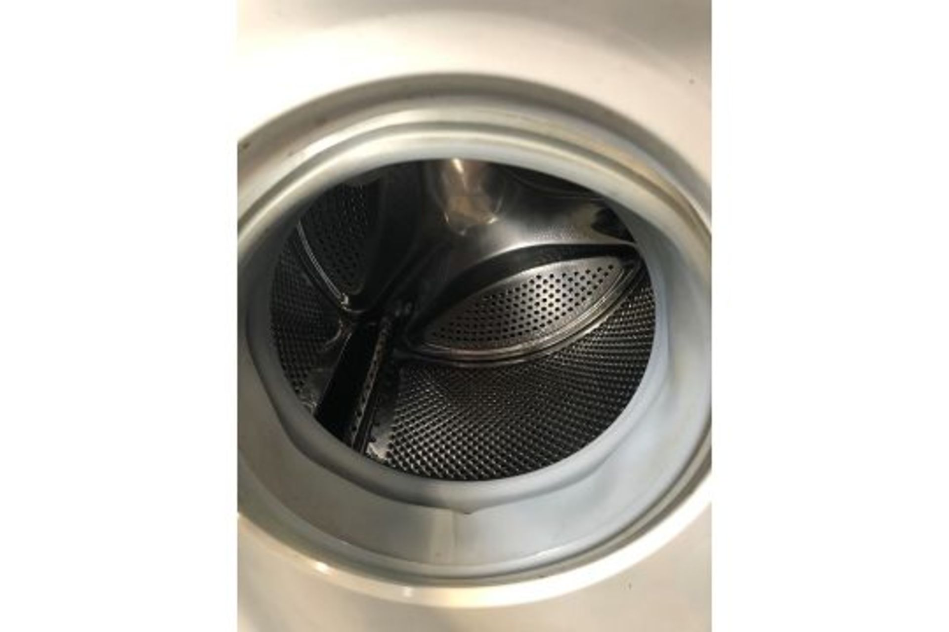 1 LOT TO CONTAIN AN UNTESTED BOSCH WF02465GB/01 WASHING MACHINE / RRP £249.99 / USED, LARGE DINT - Image 2 of 3