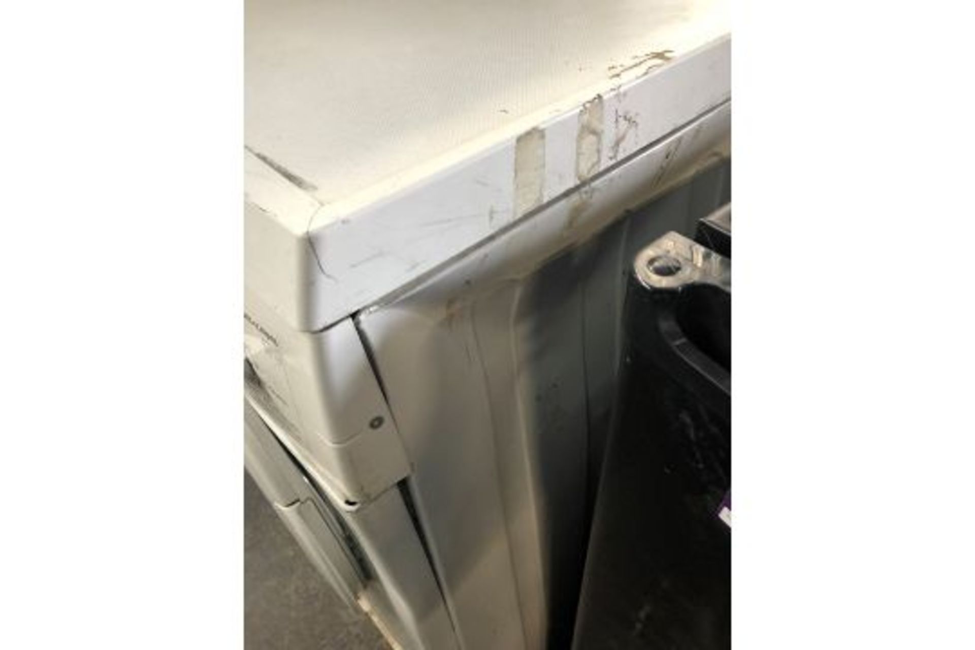 1 LOT TO CONTAIN AN UNTESTED BOSCH WF02465GB/01 WASHING MACHINE / RRP £249.99 / USED, LARGE DINT - Image 3 of 3