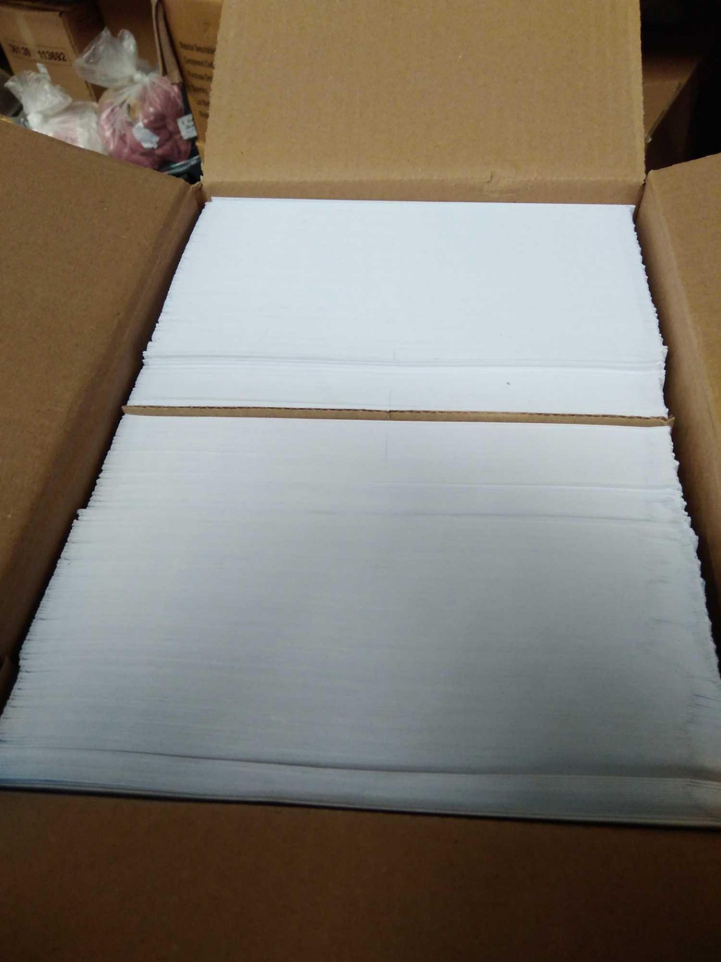 1 LOT TO CONTAIN 500 X PURELY EVERYDAY PEEL AND SEAL WINDOWLESS 100 GSM WHITE ENVELOPES