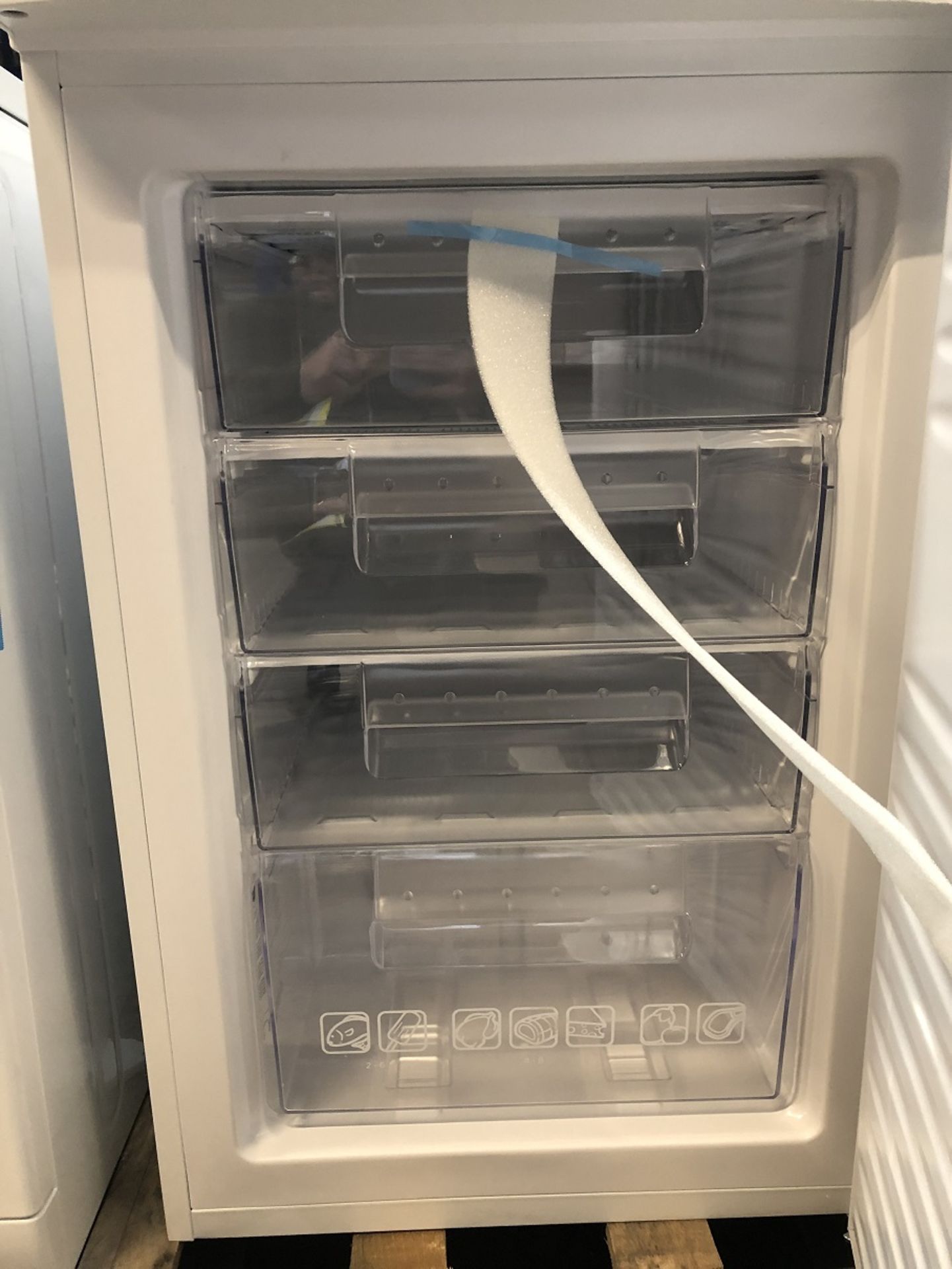 1 LOT TO CONTAIN AN UNTESTED HOOVER HFZE54W UNDERCOUNTER FREEZER / RRP £199.99 / ITEM IS - Image 2 of 4