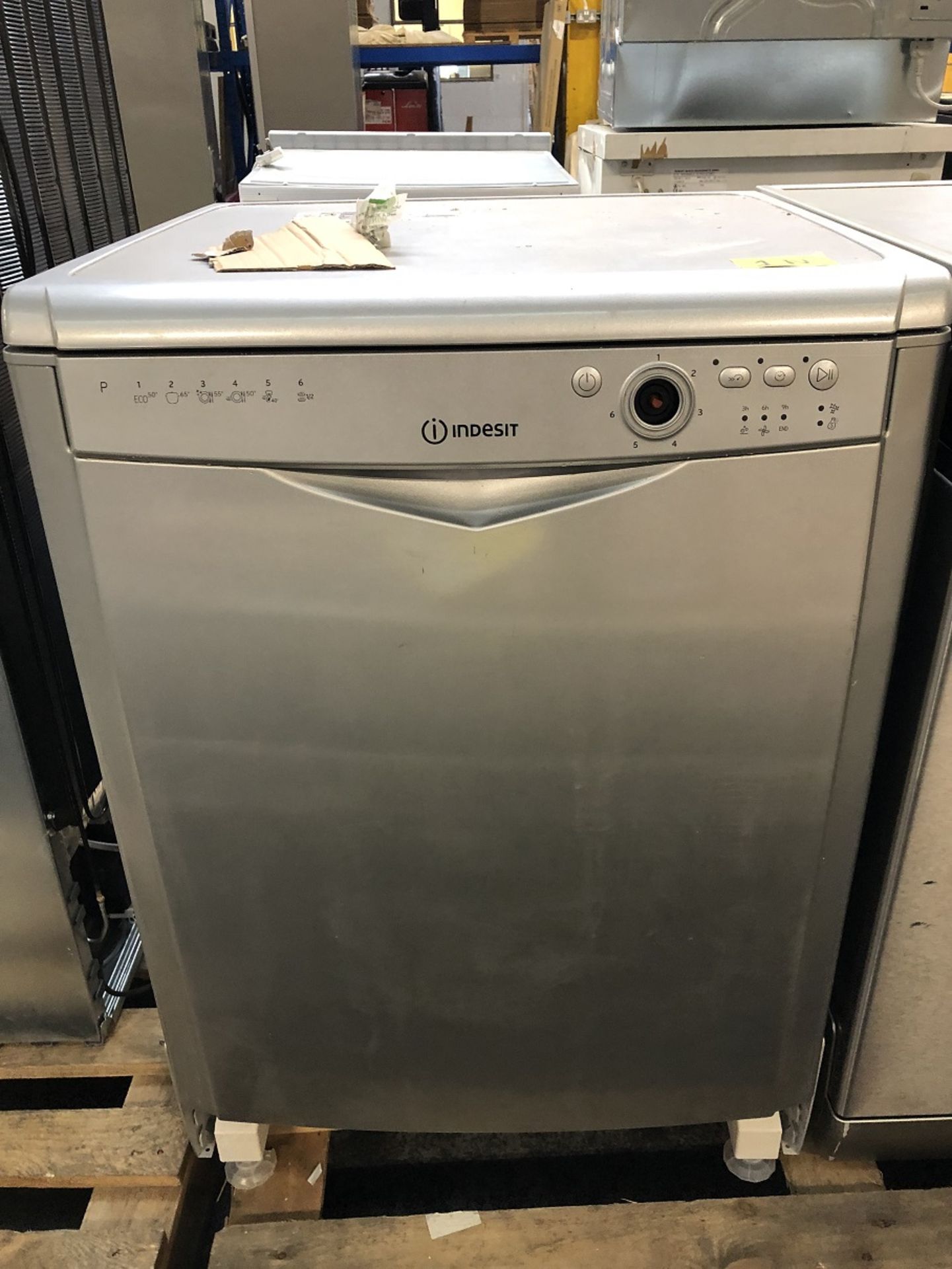 1 LOT TO CONTAIN AN UNTESTED INDESIT DFG26B1SUK DISHWASHER / RRP £249.00 / LIGHTLY USED. BOTTOM